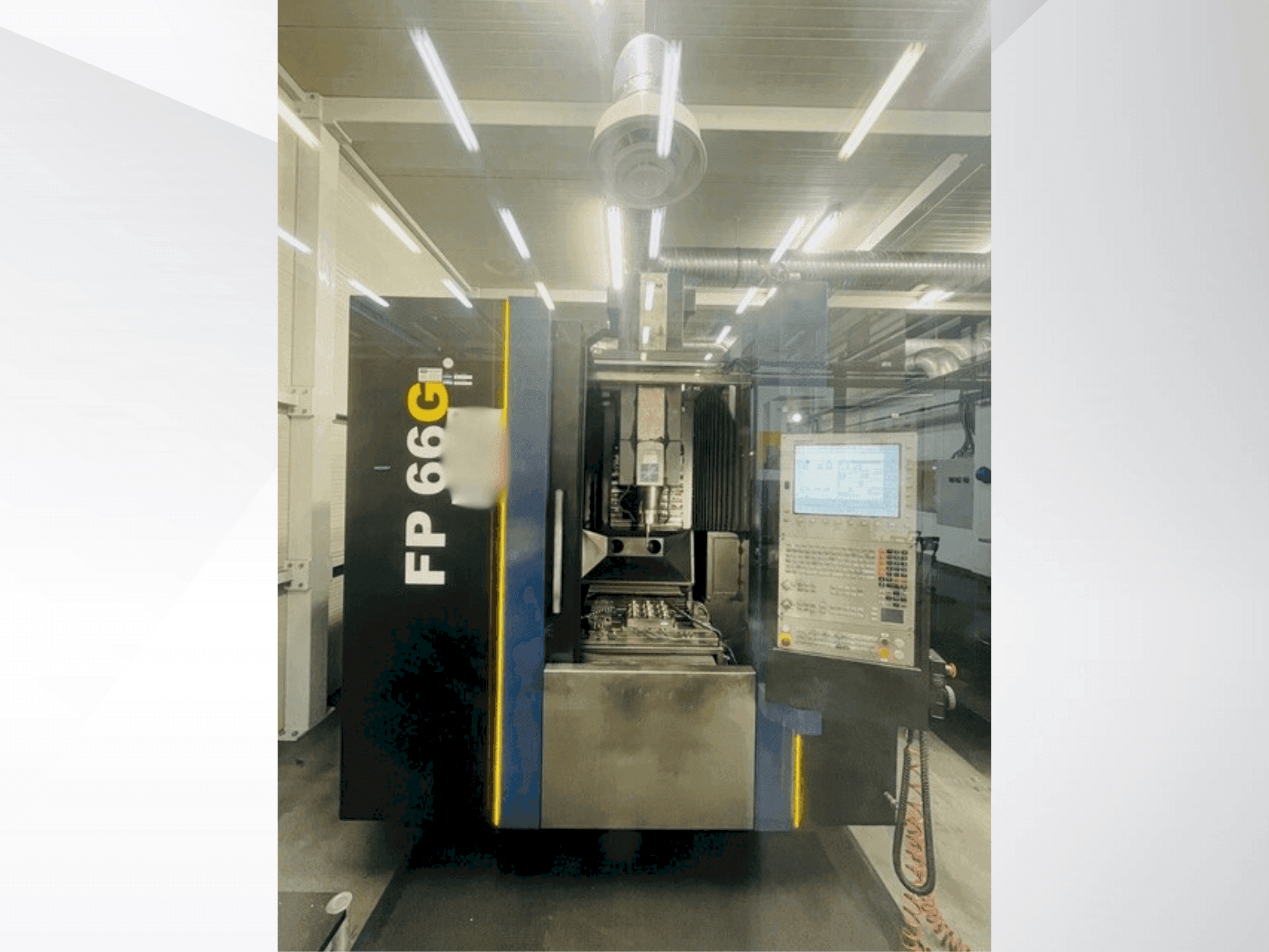 Prikaz stroja YCM FP 66G sprijeda