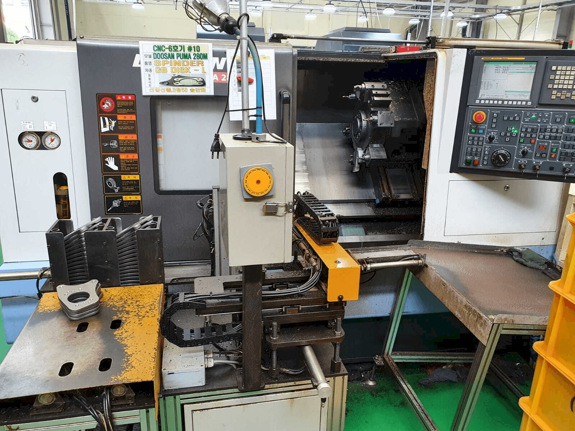 Prikaz stroja Doosan Puma 280M sprijeda