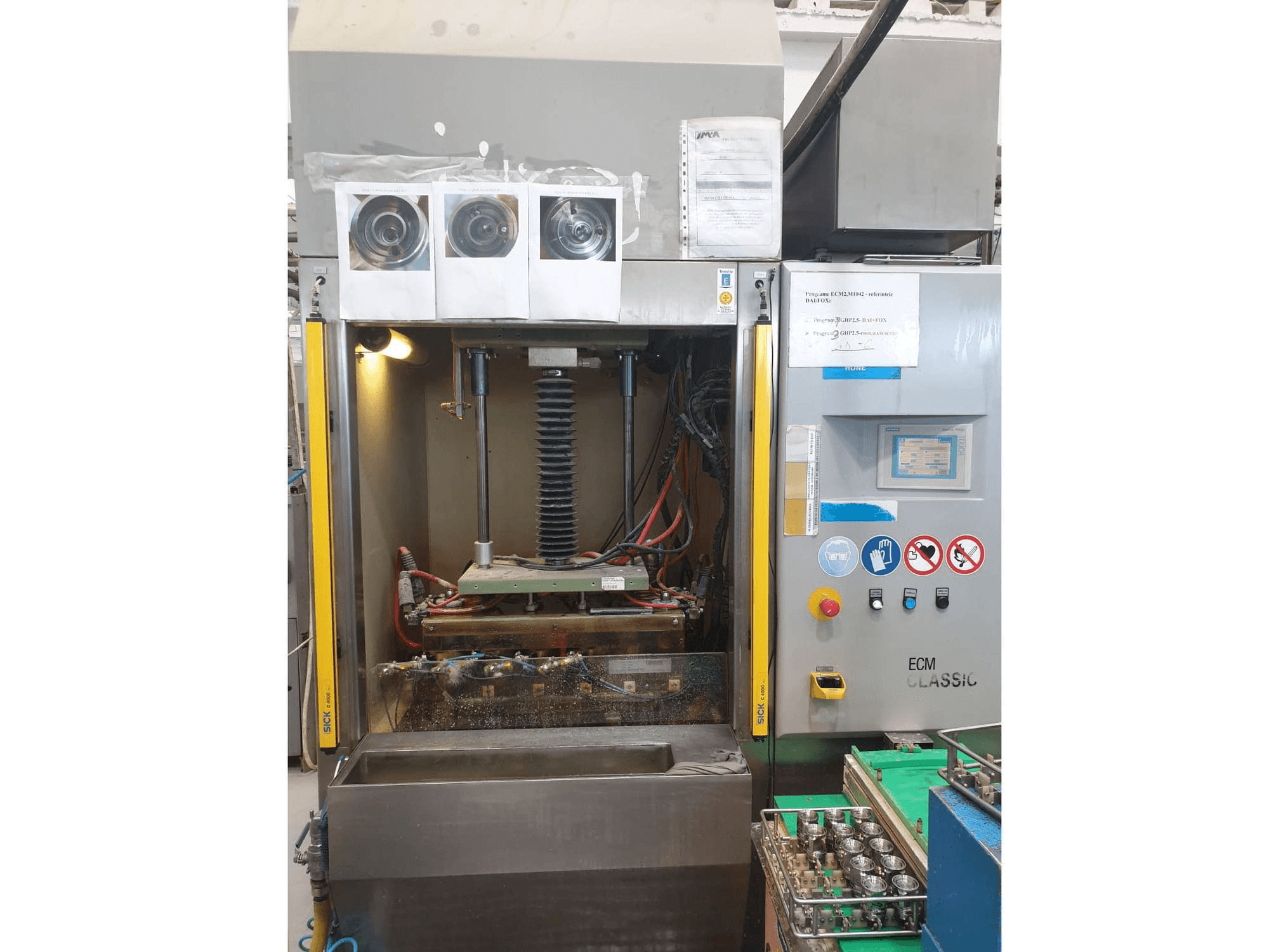 Prikaz stroja Extrude Hone Classic 1A-450-43-P-M sprijeda