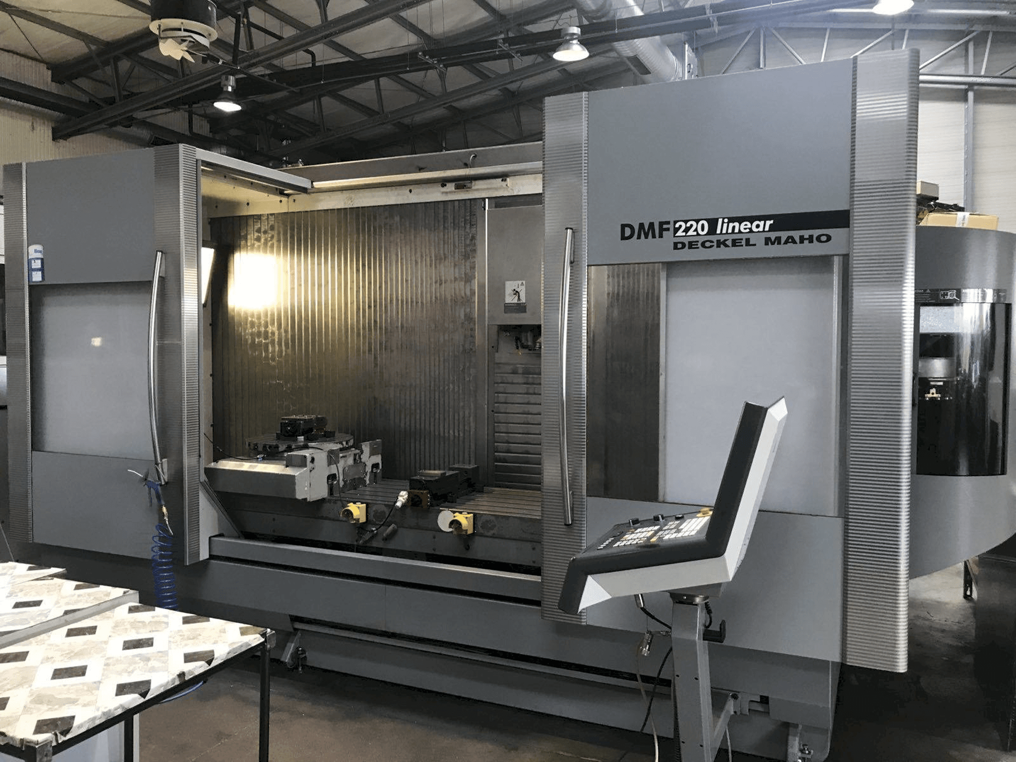 Prikaz stroja DECKEL MAHO DMF 220 Linear sprijeda