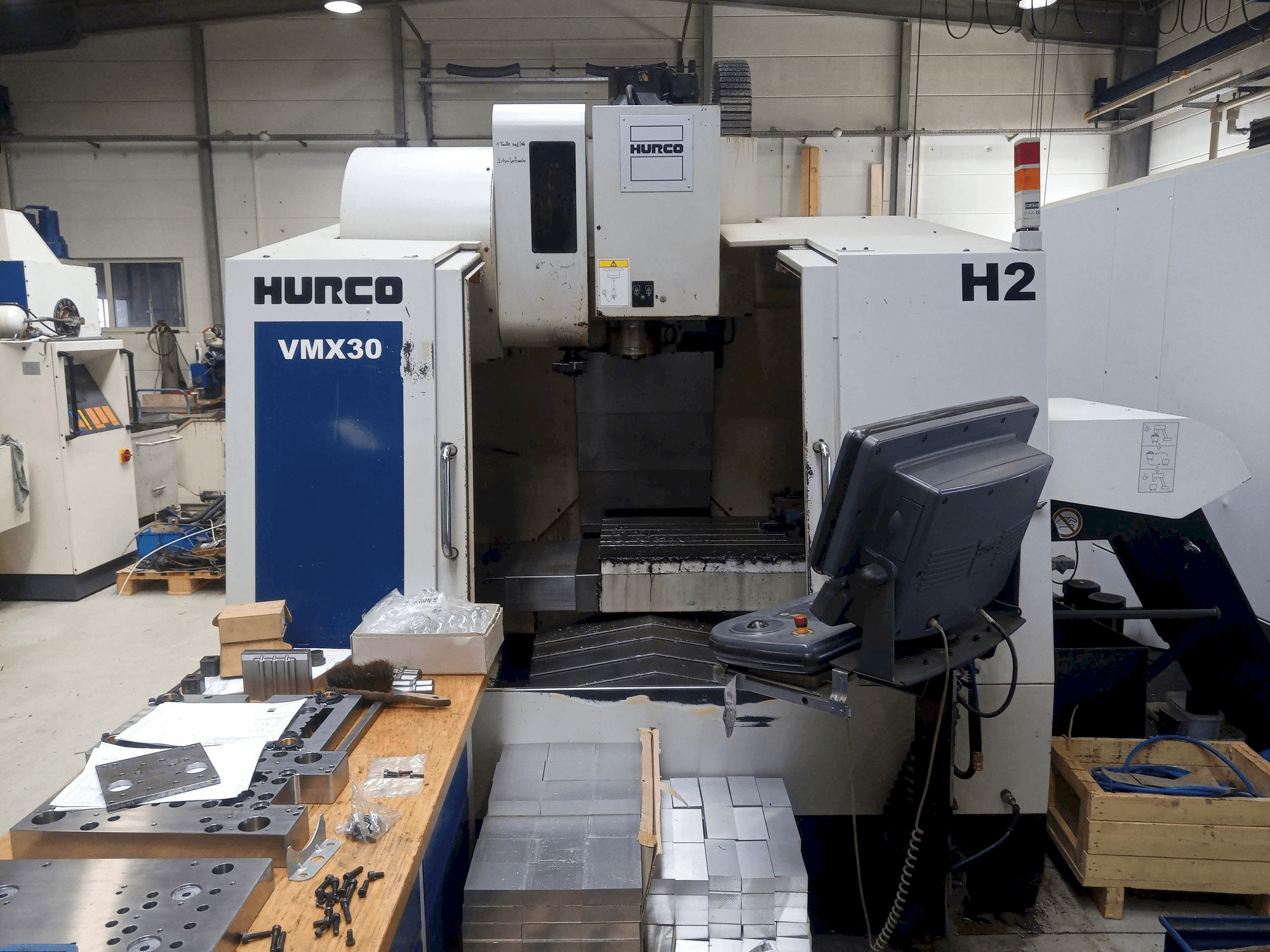 Prikaz stroja Hurco VMX30 sprijeda