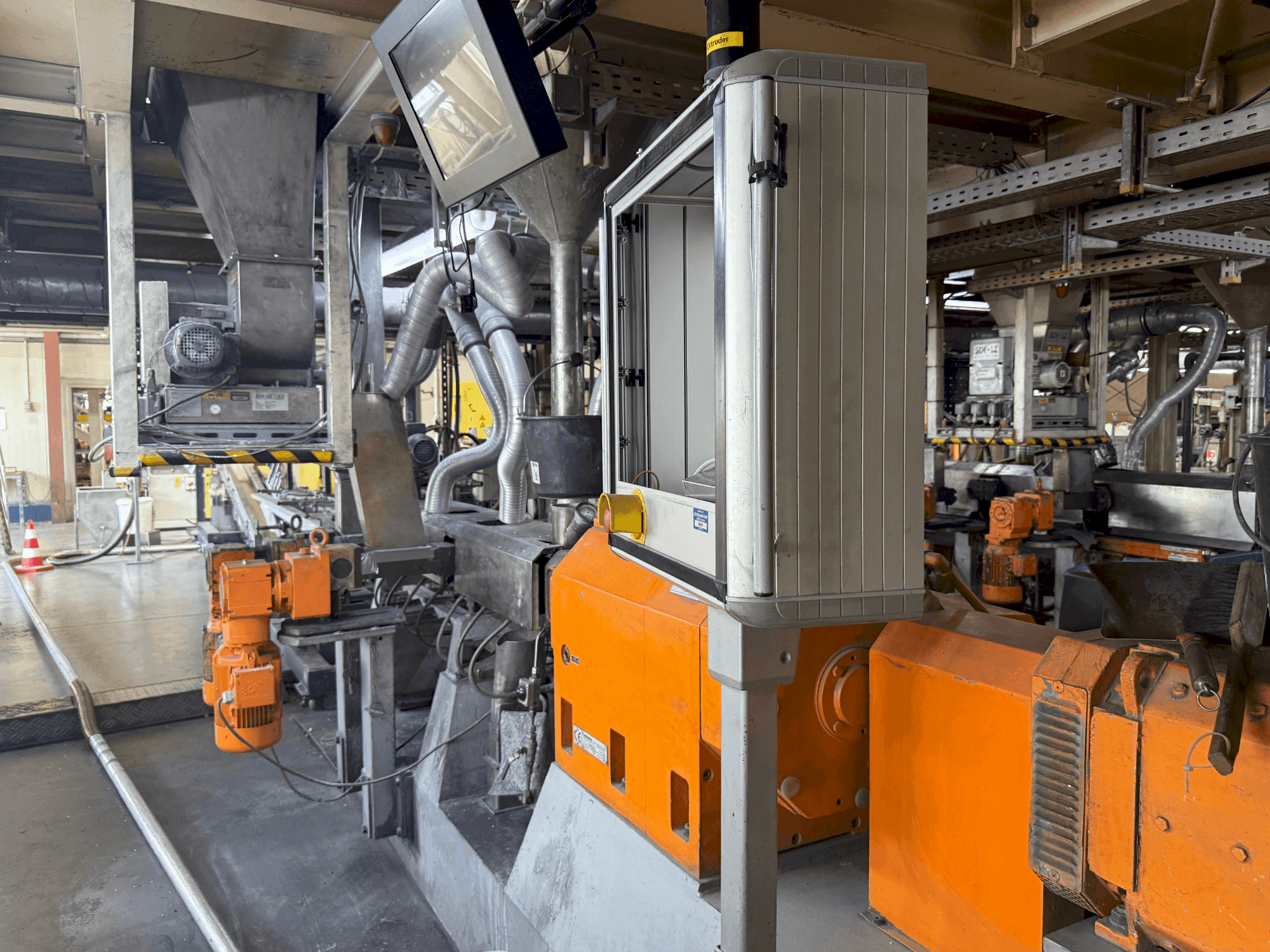 Prikaz lijeve strane stroja Leistritz ZSE 50HP-40D