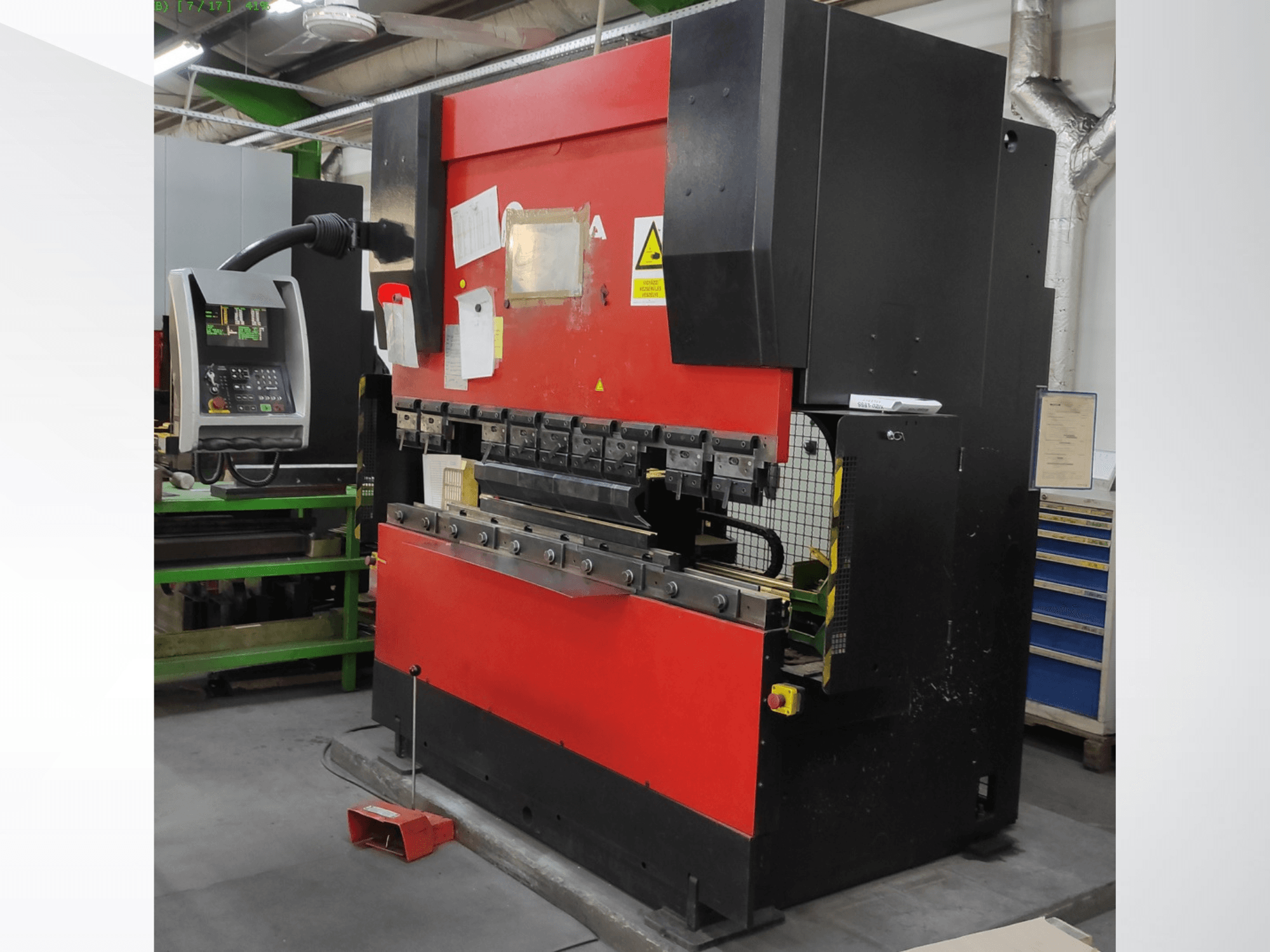 AMADA HFB 5020 preša za savijanje u crvenoj i crnoj boji, prednji pogled, prikazuje upravljačku ploču, alate za savijanje i sigurnosne značajke.