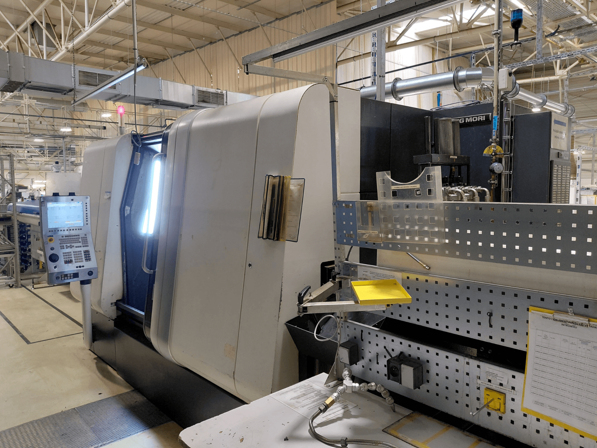 Viševretenasti tokarski stroj DMG MORI Sprint 65 linear, prednji pogled, s prikazom upravljačke ploče i značajki stroja.