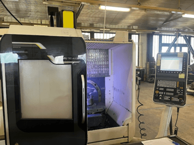 Prednji pogled na glodalicu DMU 50 eco s upravljačkom pločom, prikazom držača alata i radnog prostora.