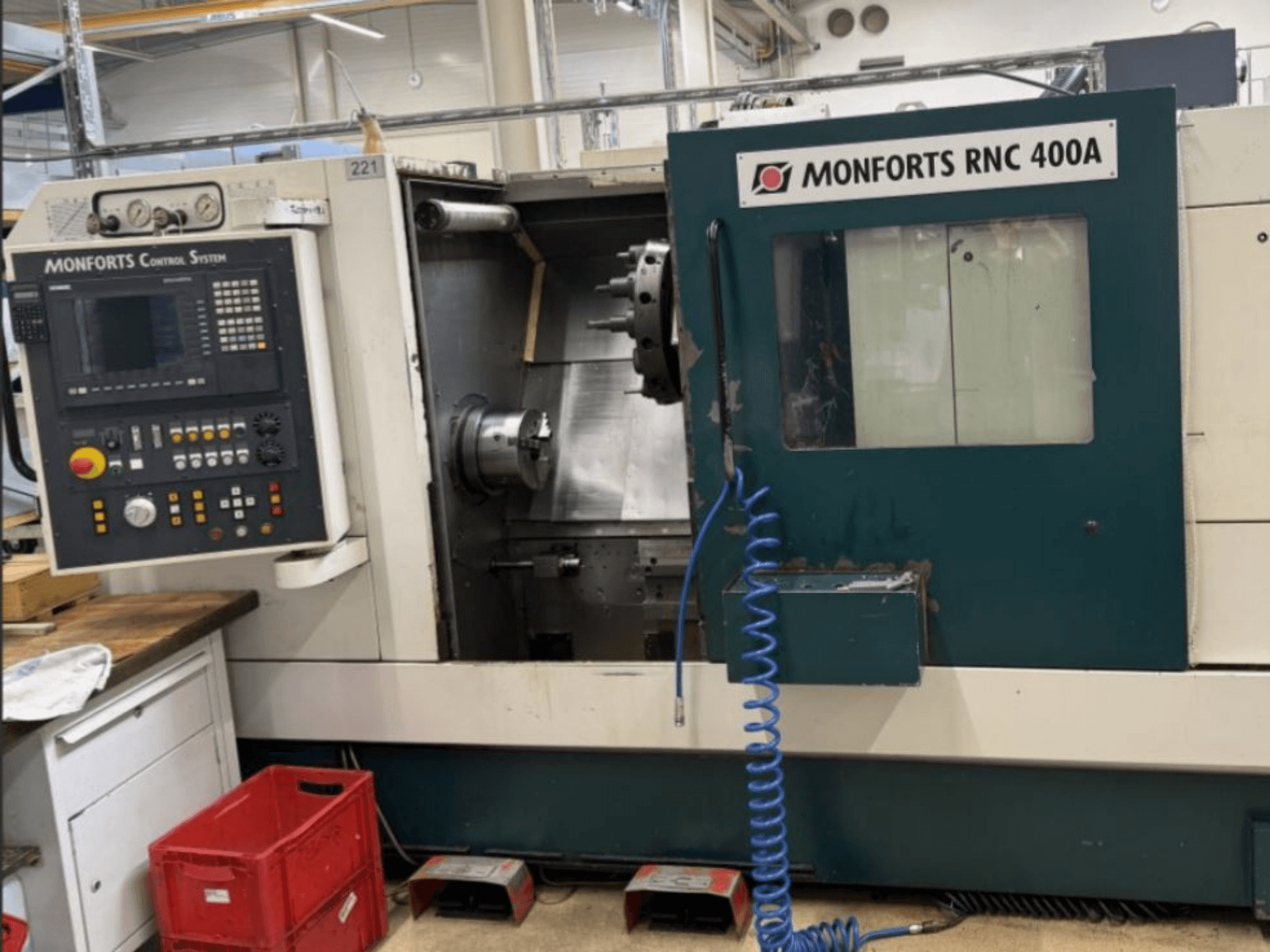 Monforts RNC 400 Horizontalni tokarski stroj, prednji pogled, prikaz upravljačke ploče i radnog područja s istaknutim značajkama.