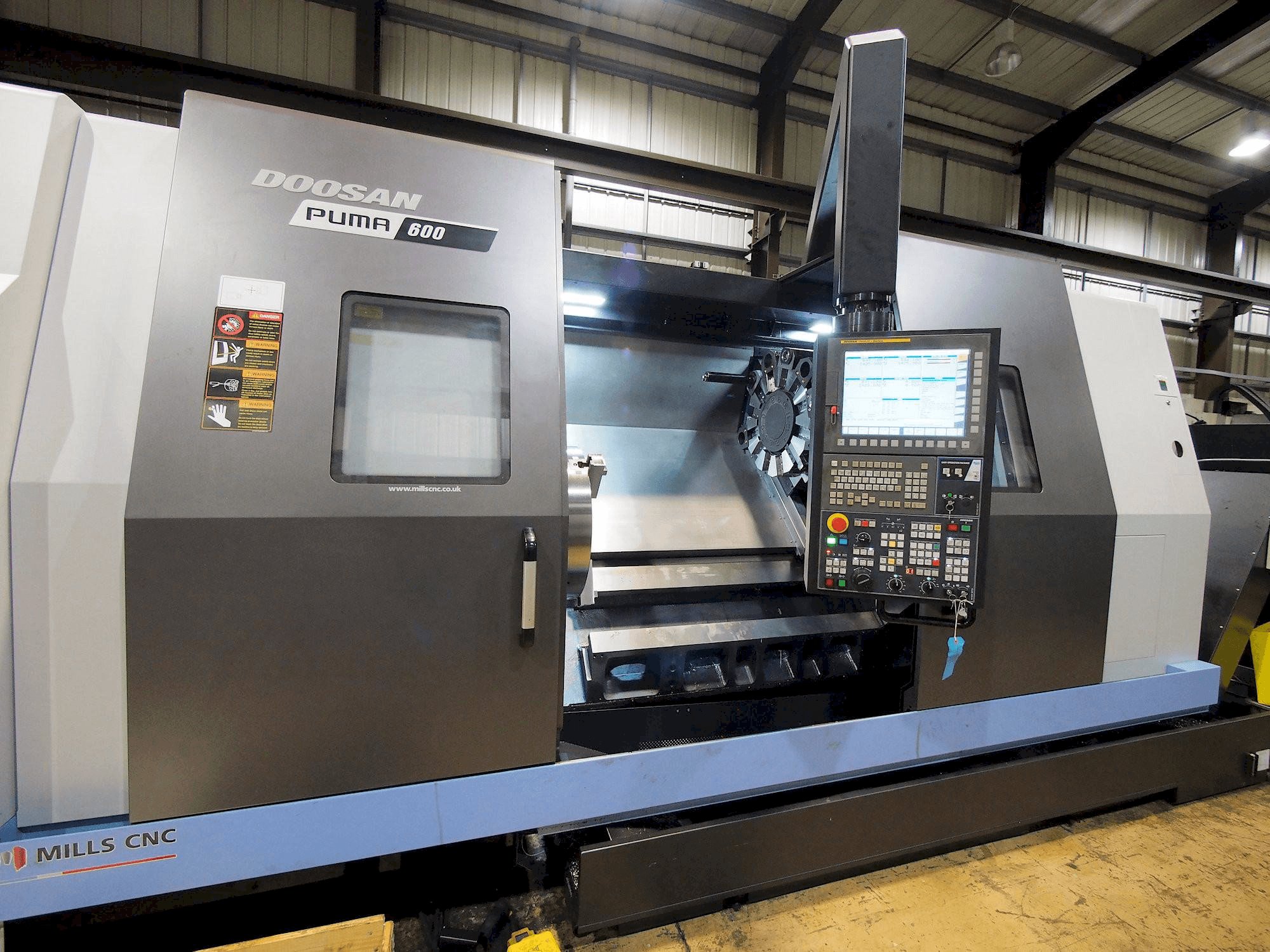 Prikaz stroja Doosan Puma 600 sprijeda