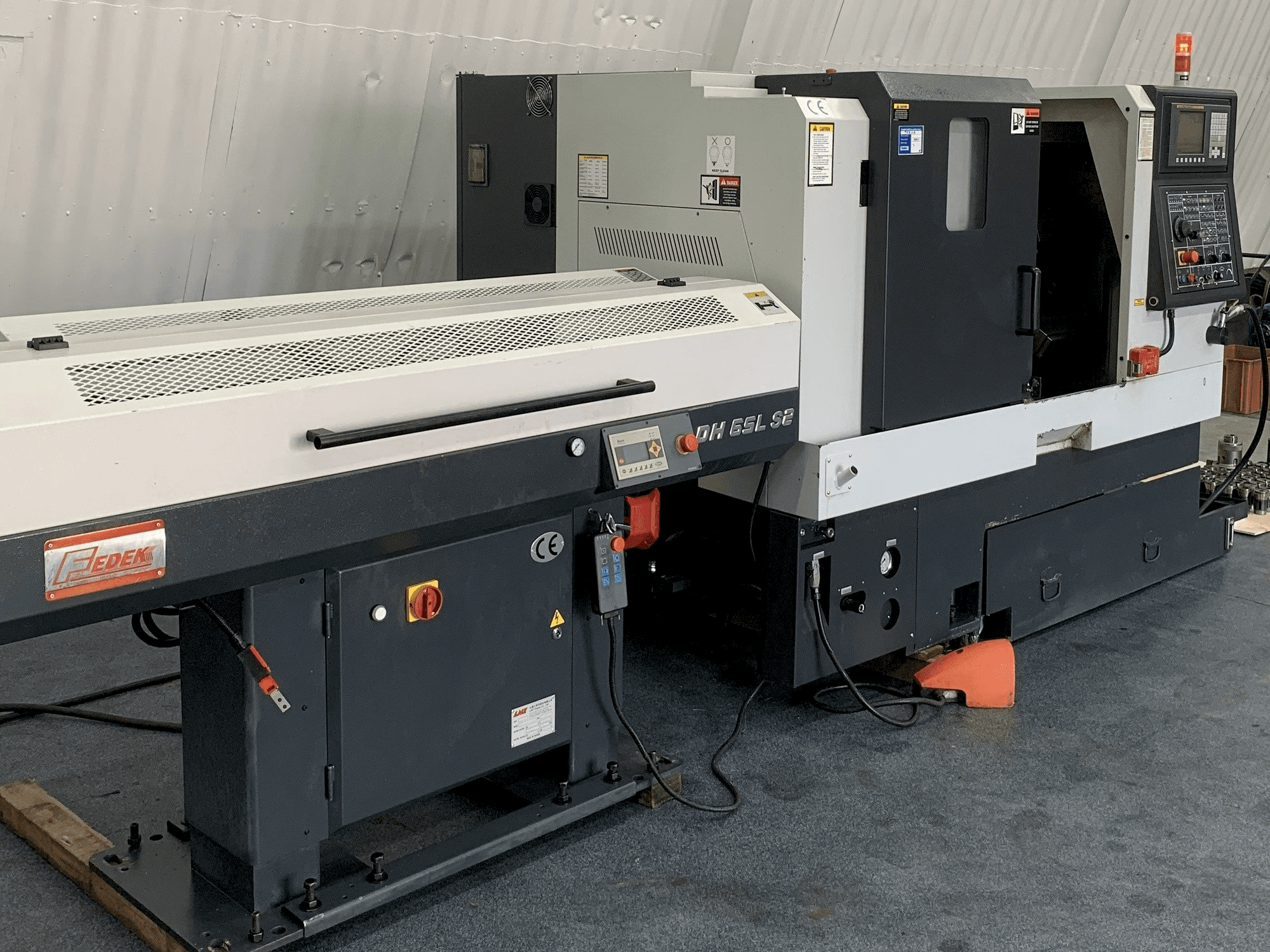 Prikaz stroja Leadwell T-6 sprijeda