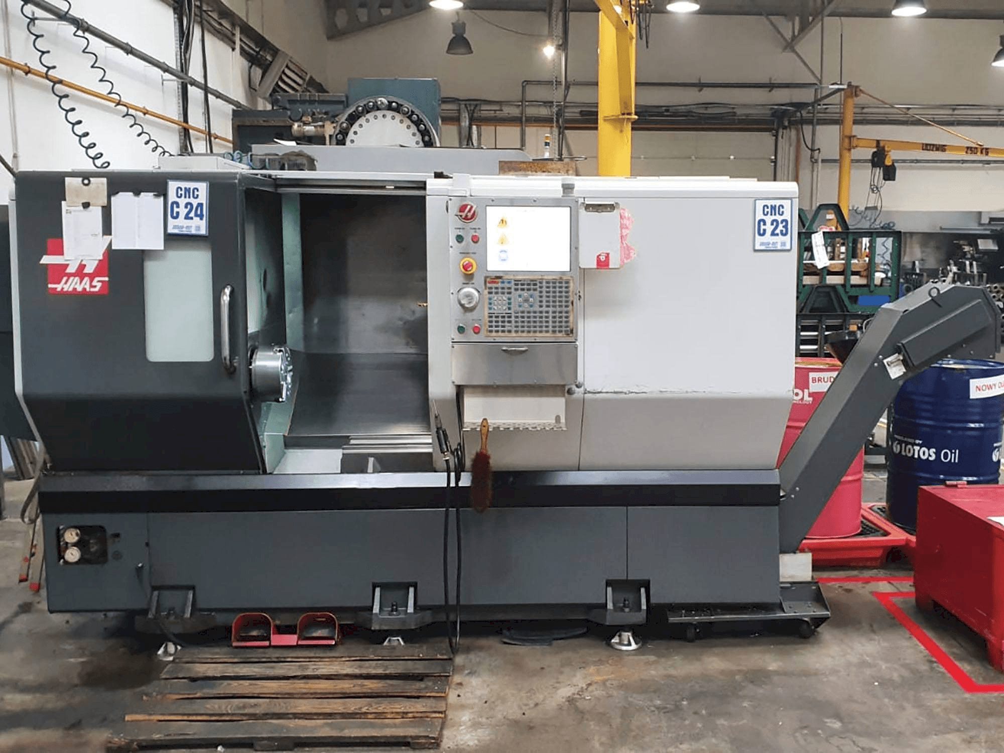 Prikaz stroja HAAS ST-30 sprijeda