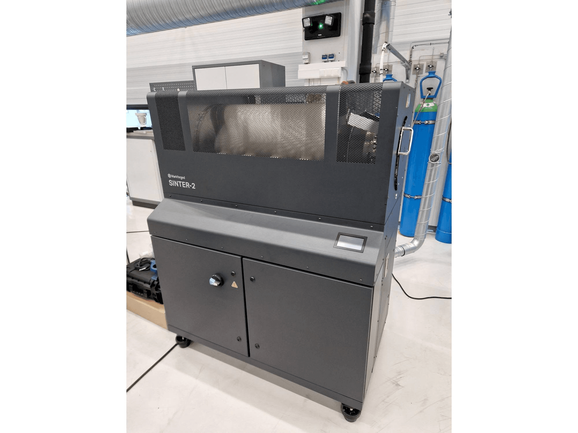 Prikaz stroja MARKFORGED Metal X sprijeda