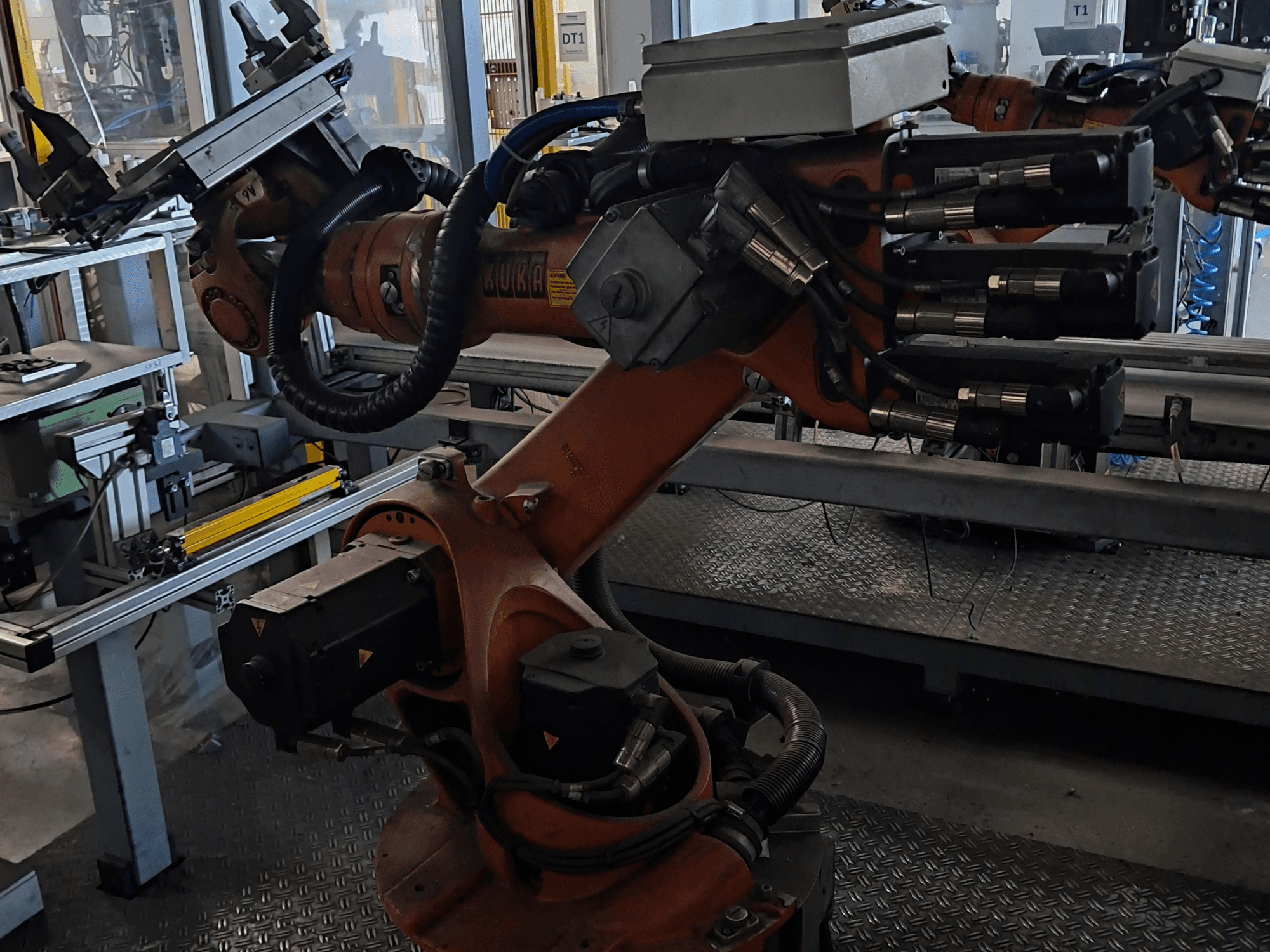 KUKA KR 16-2 robotska ruka s KRC 4 kontrolerom, bočni pogled koji prikazuje spojeve, kabele i pričvršćivanje alata.