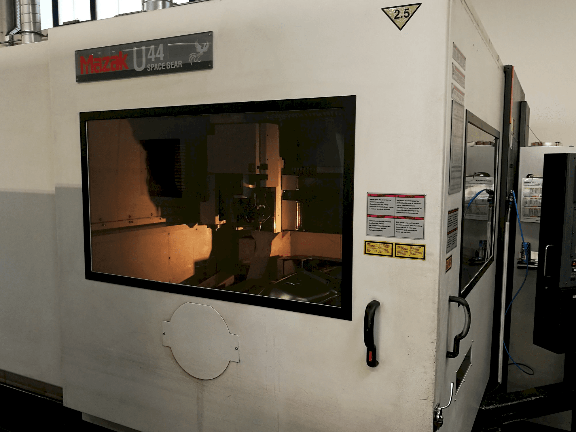 Prikaz stroja Mazak Space Gear-U44 slijeva