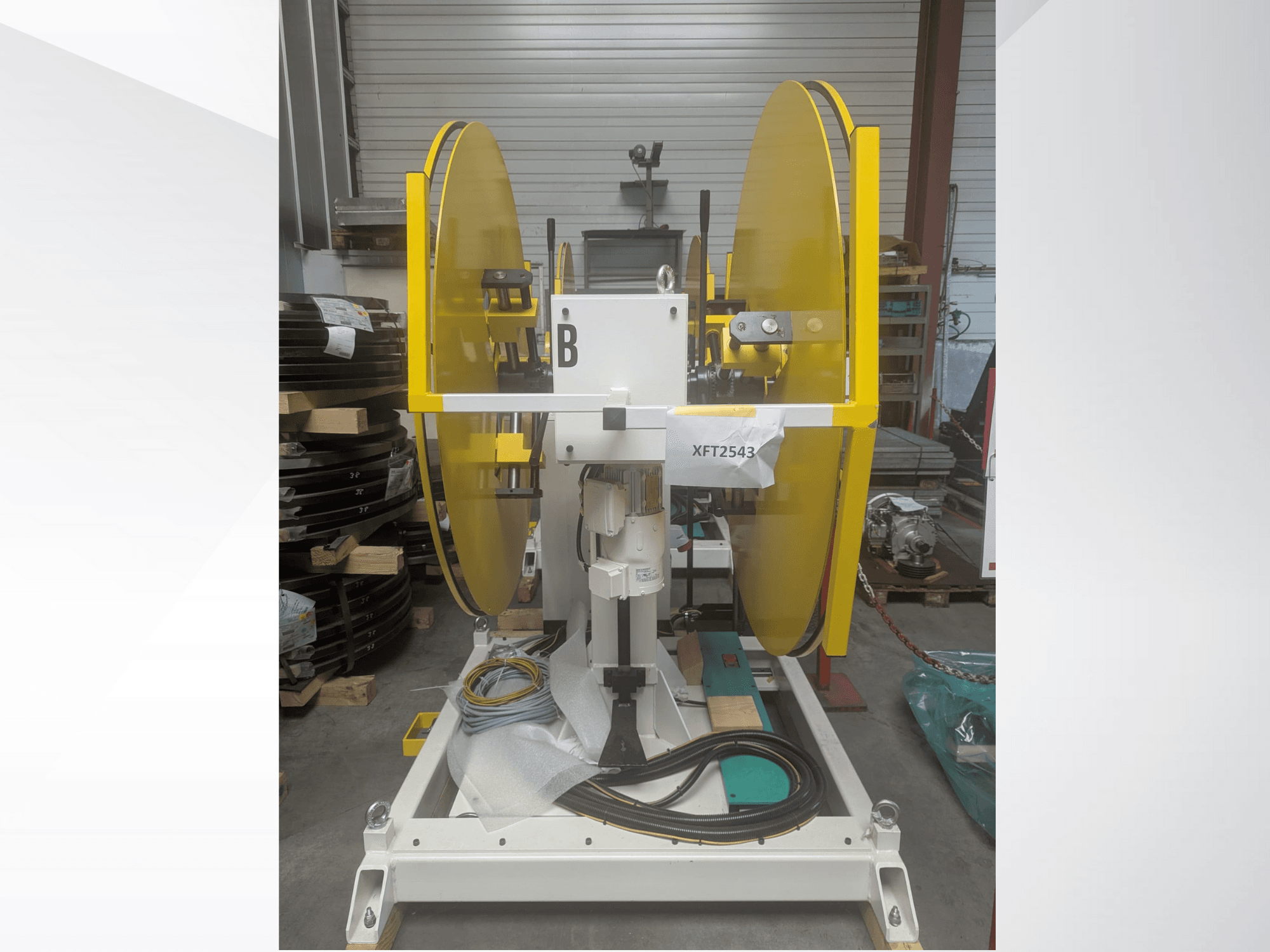 Žuti listovi kružne pile postavljeni na bijelo postolje stroja, prednji pogled; model XFT2543, s vidljivim ožičenjem i komponentama.