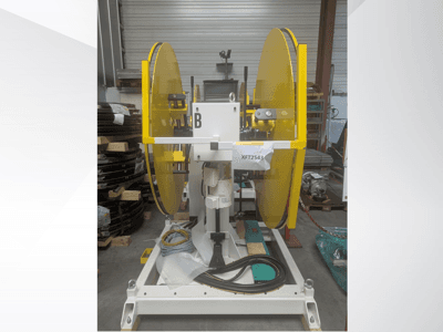 Žuti listovi kružne pile postavljeni na bijelo postolje stroja, prednji pogled; model XFT2543, s vidljivim ožičenjem i komponentama.