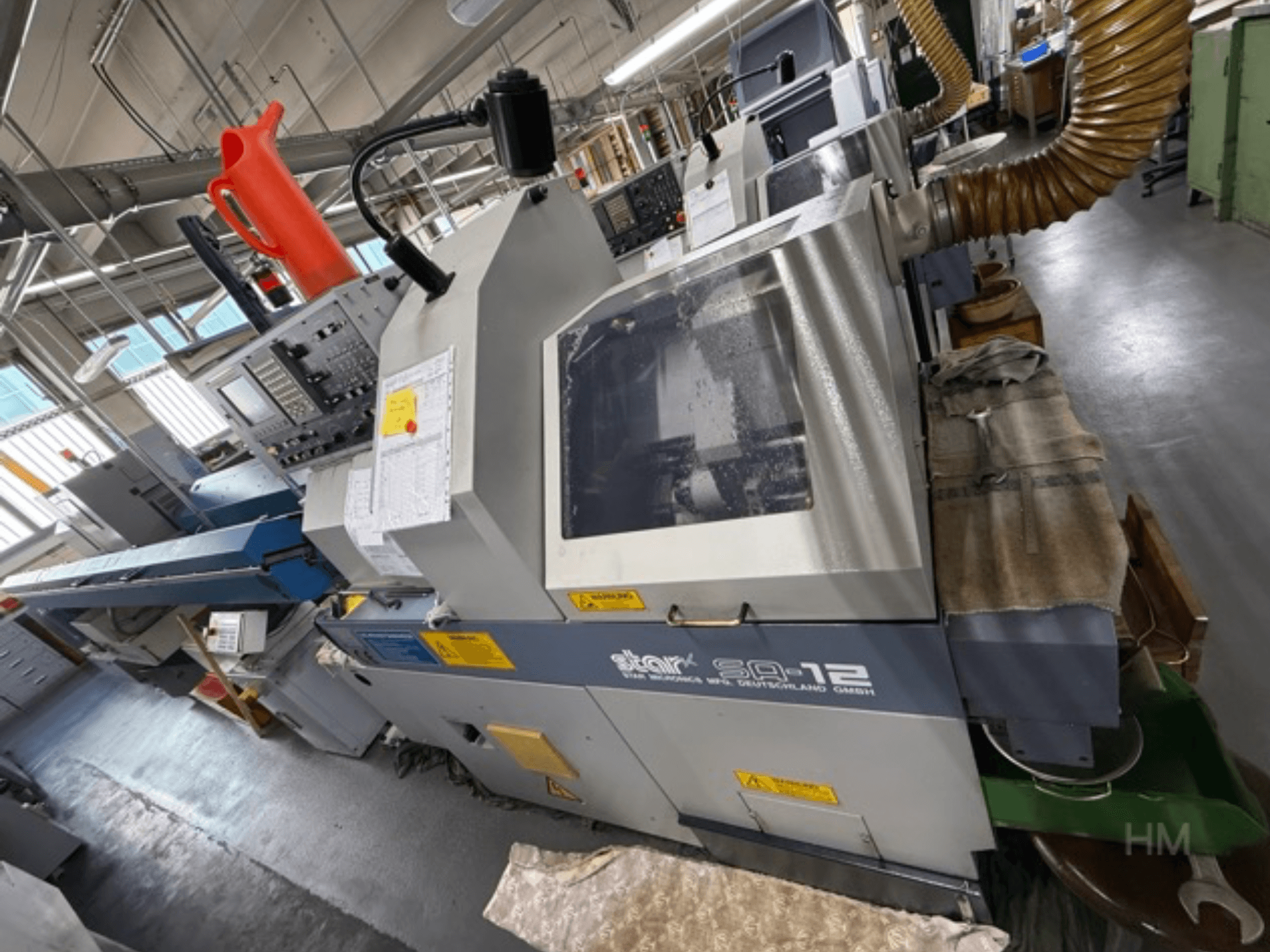 Obradni centar Star SQ-12, bočni pogled s vidljivom upravljačkom pločom, spremnikom rashladne tekućine i crijevom za usisavanje prašine.