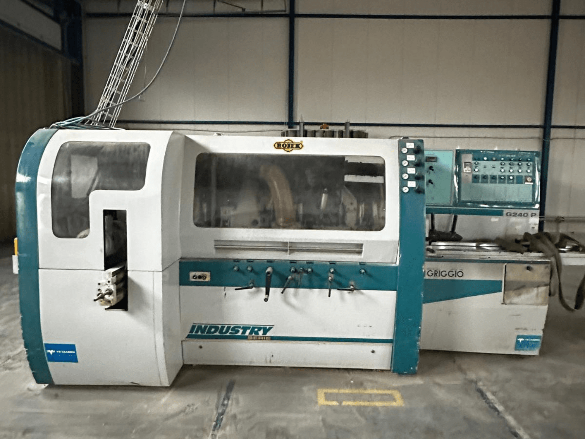 Stroj Griggio Industry G240 P, pogled sprijeda, s upravljačkom pločom i prozirnim kućištem koje prikazuje unutarnje mehanizme.