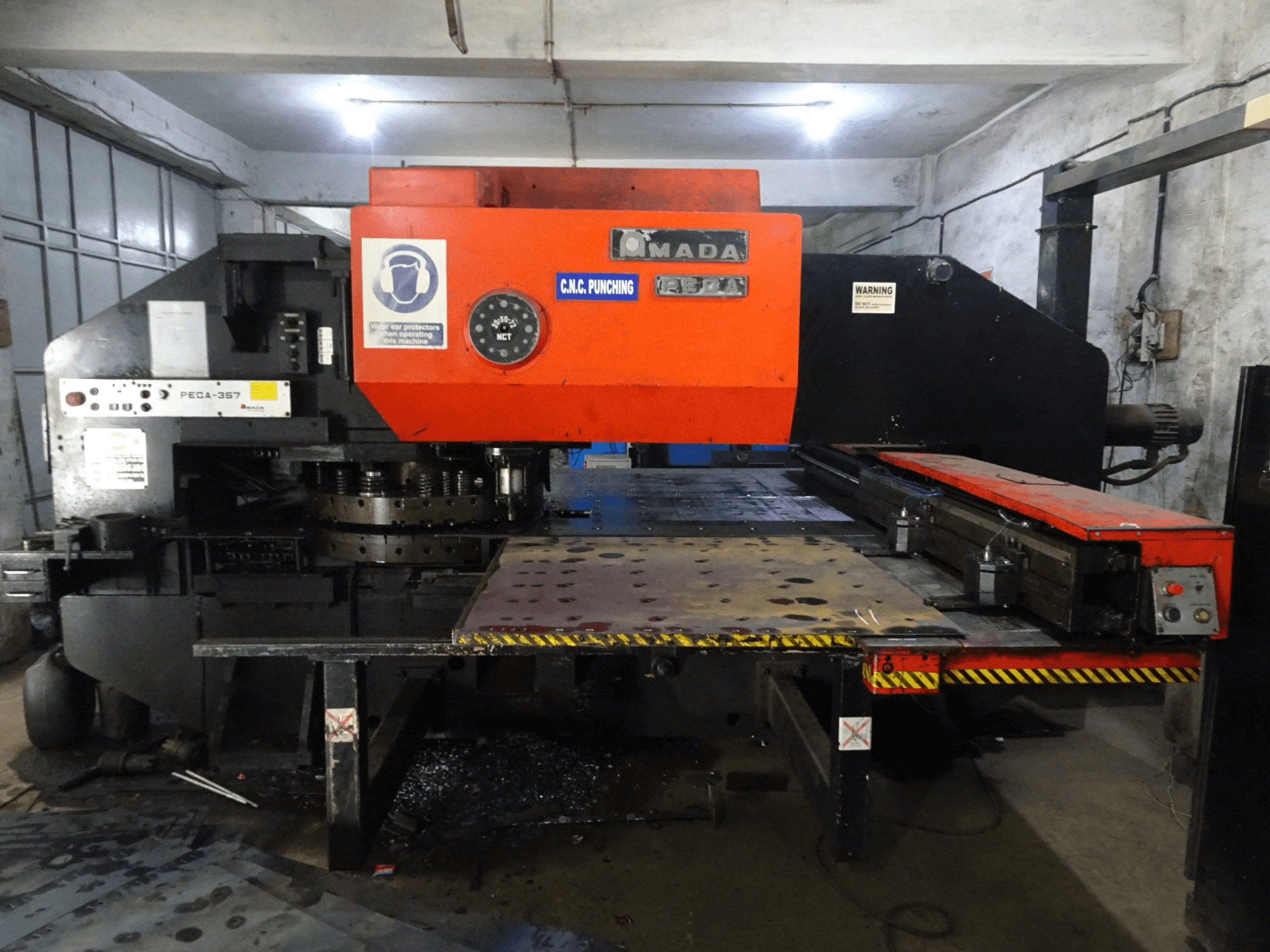 Prikaz stroja AMADA PEGA 357 sprijeda