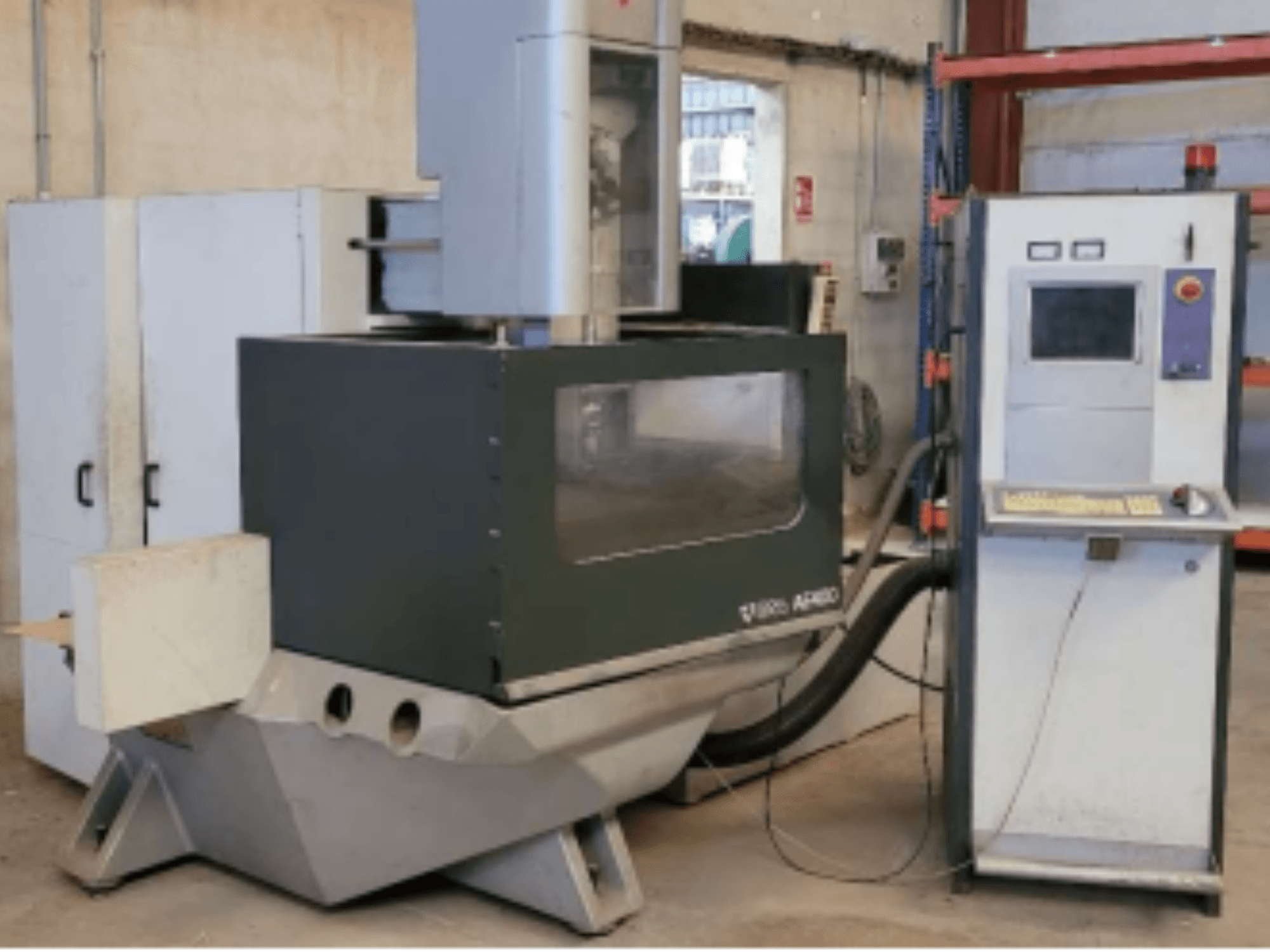 Stroj za žičanu eroziju ONA AE 400 u radioničkom okruženju, s upravljačkom pločom s desne strane i velikim područjem rezanja.