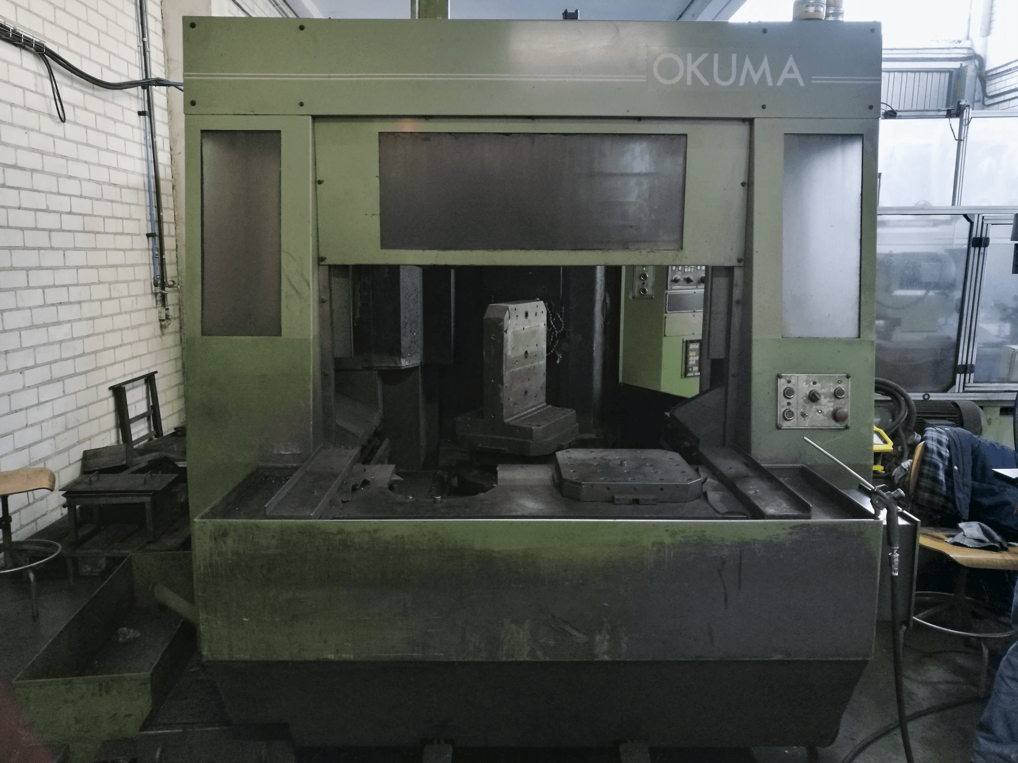 Prikaz stroja Okuma MC-40H sprijeda