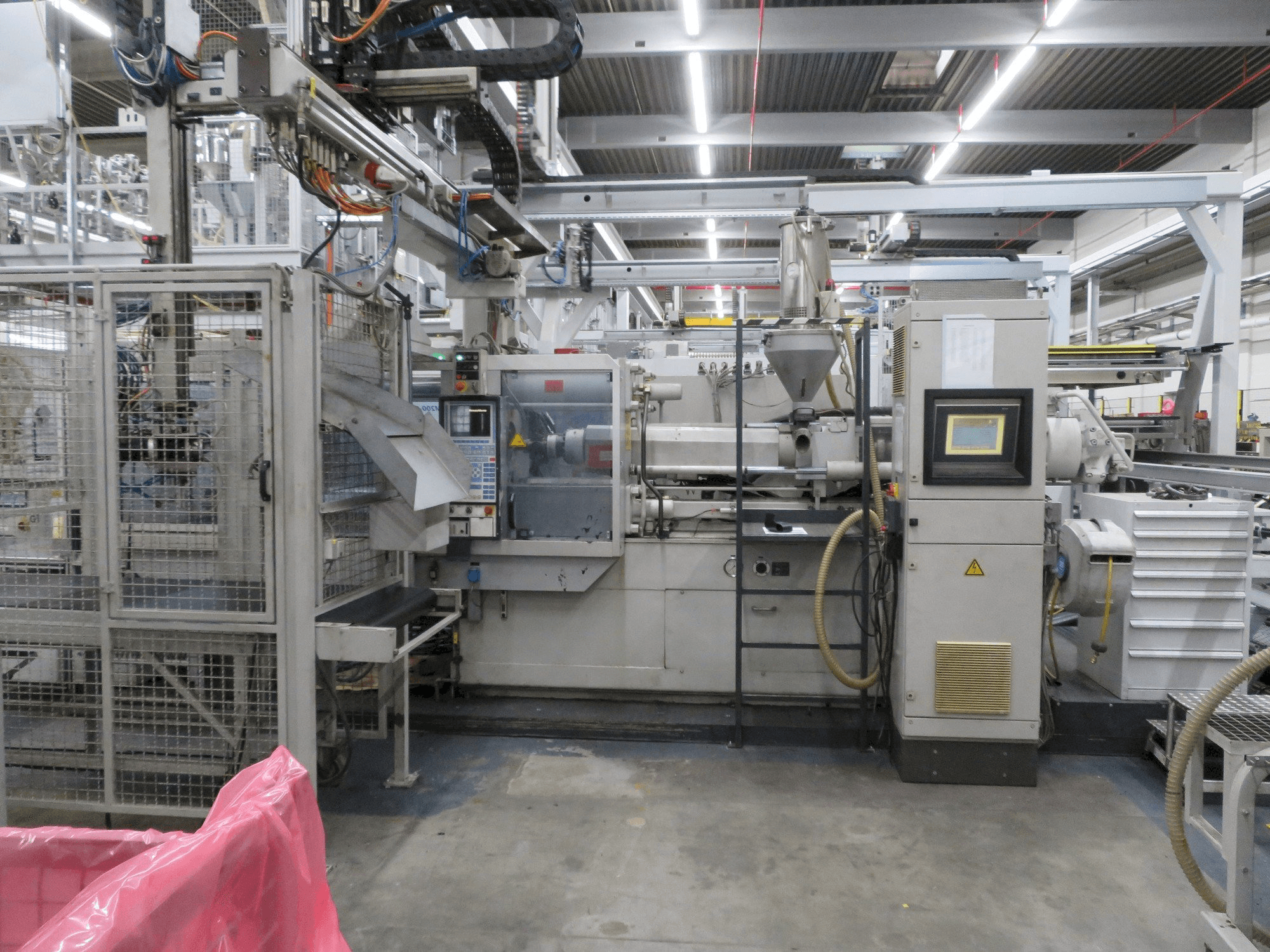 Prikaz stroja Krauss Maffei 200-1400 C2 sprijeda