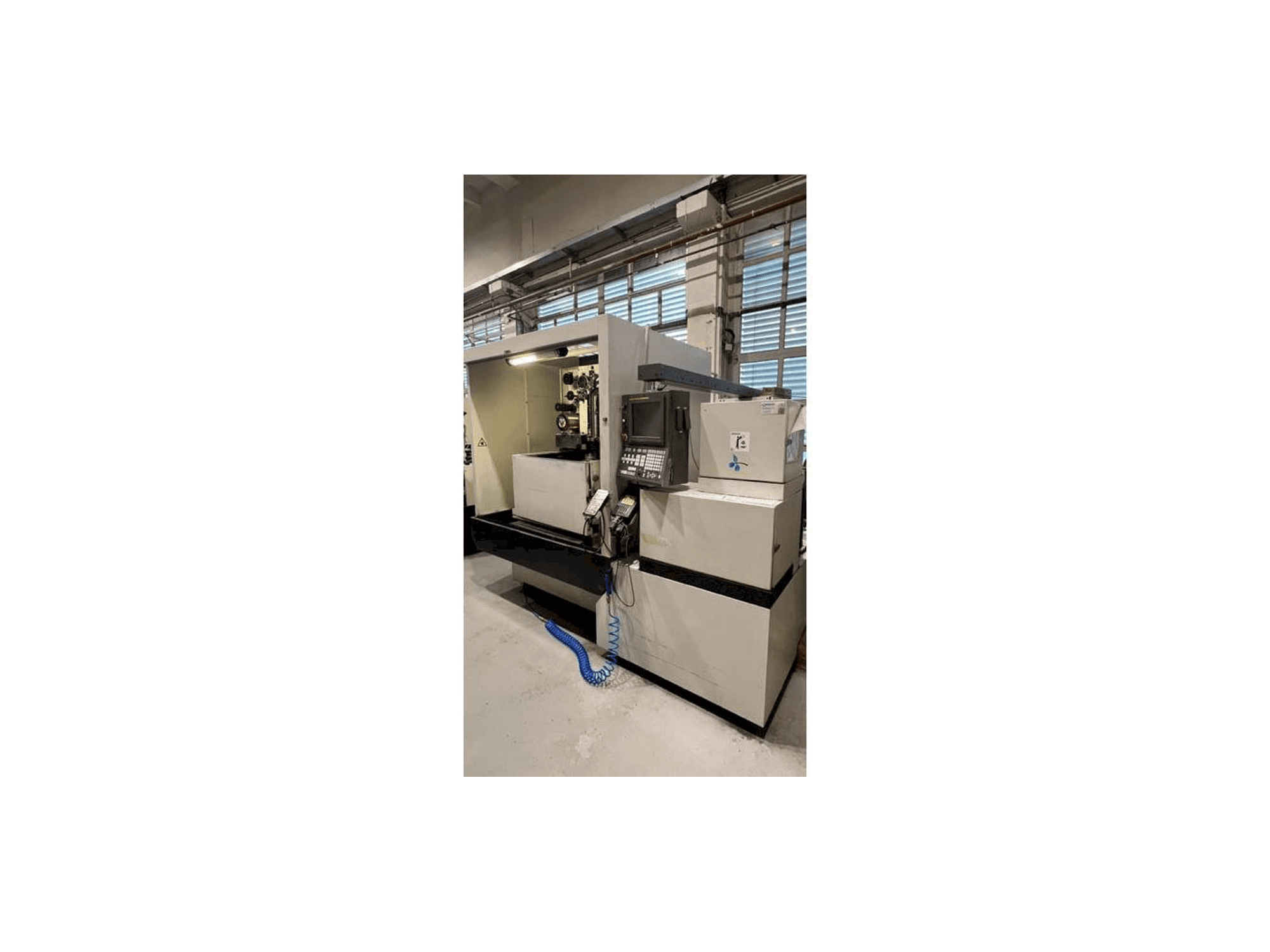 Prikaz stroja FANUC ROBOCUT Alfa-1iC sprijeda