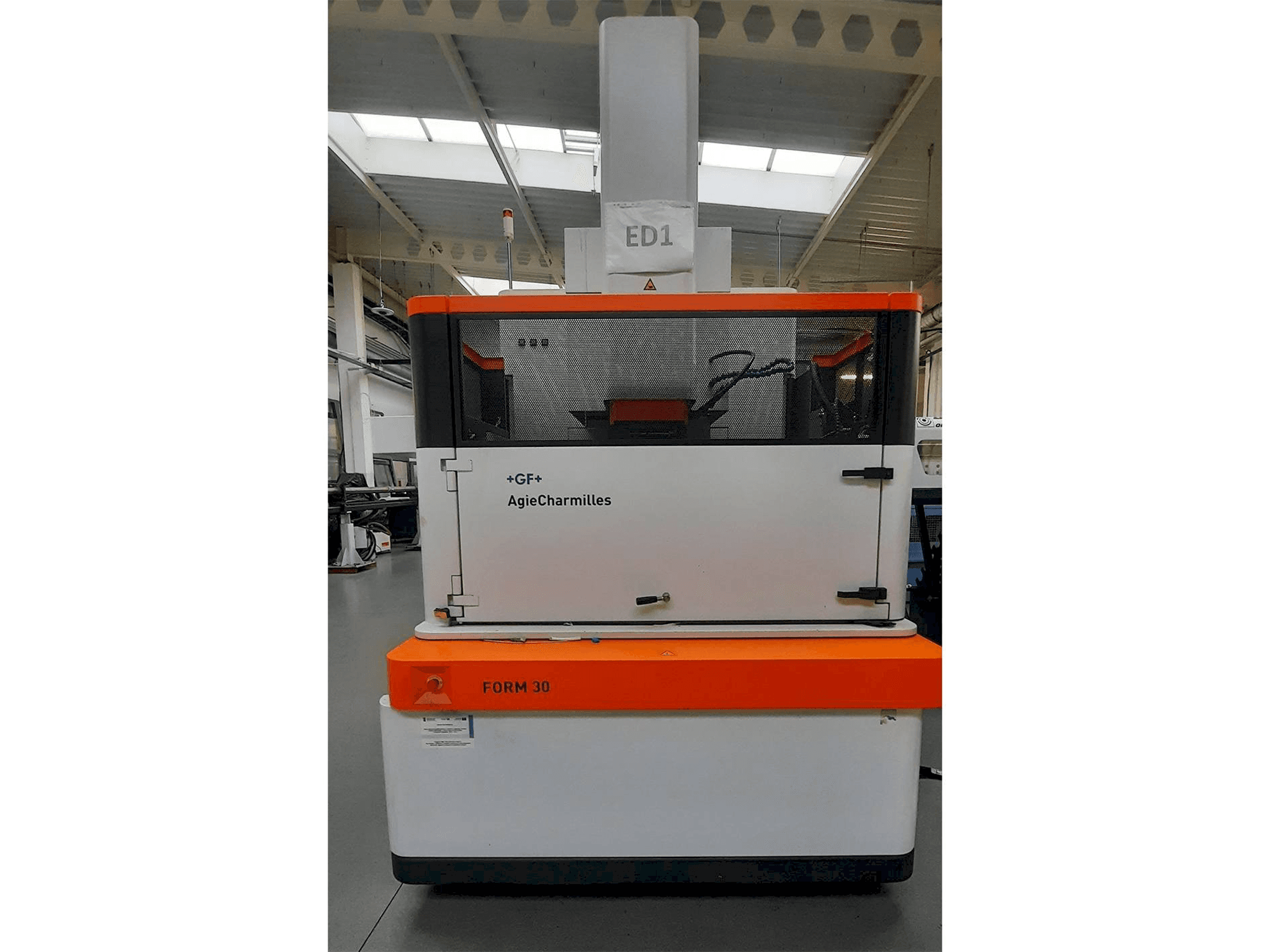 Prikaz stroja AgieCharmilles FORM 30 sprijeda