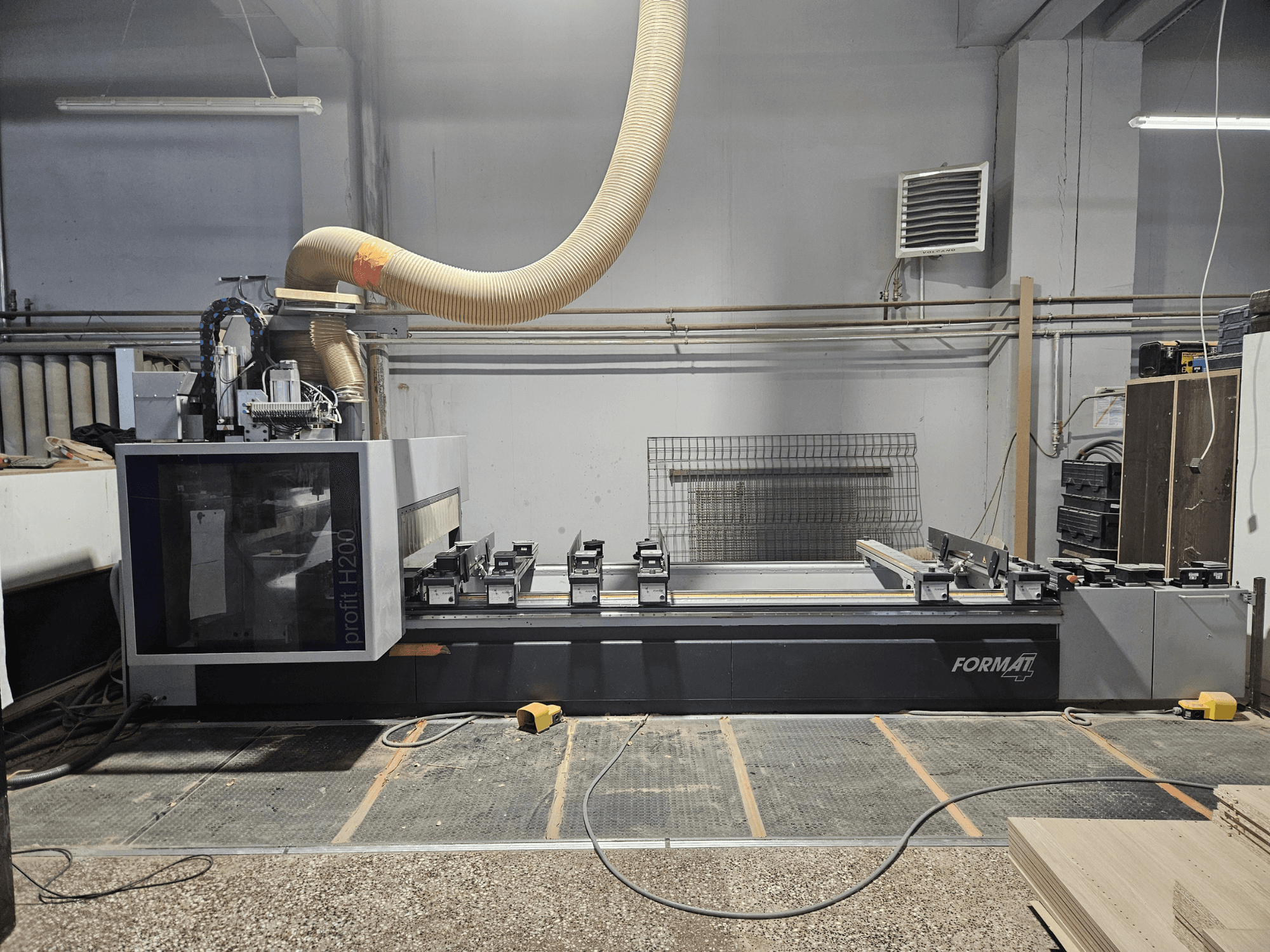 CNC stroj FORMAT profit H200 u radionici, bočni pogled, prikazuje radnu površinu i sustav za usisavanje prašine.