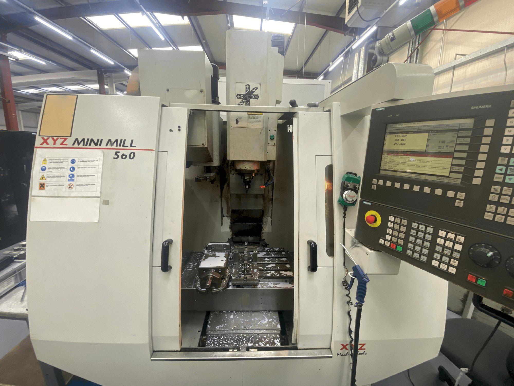 Prikaz stroja XYZ Mini Mill 560 sprijeda