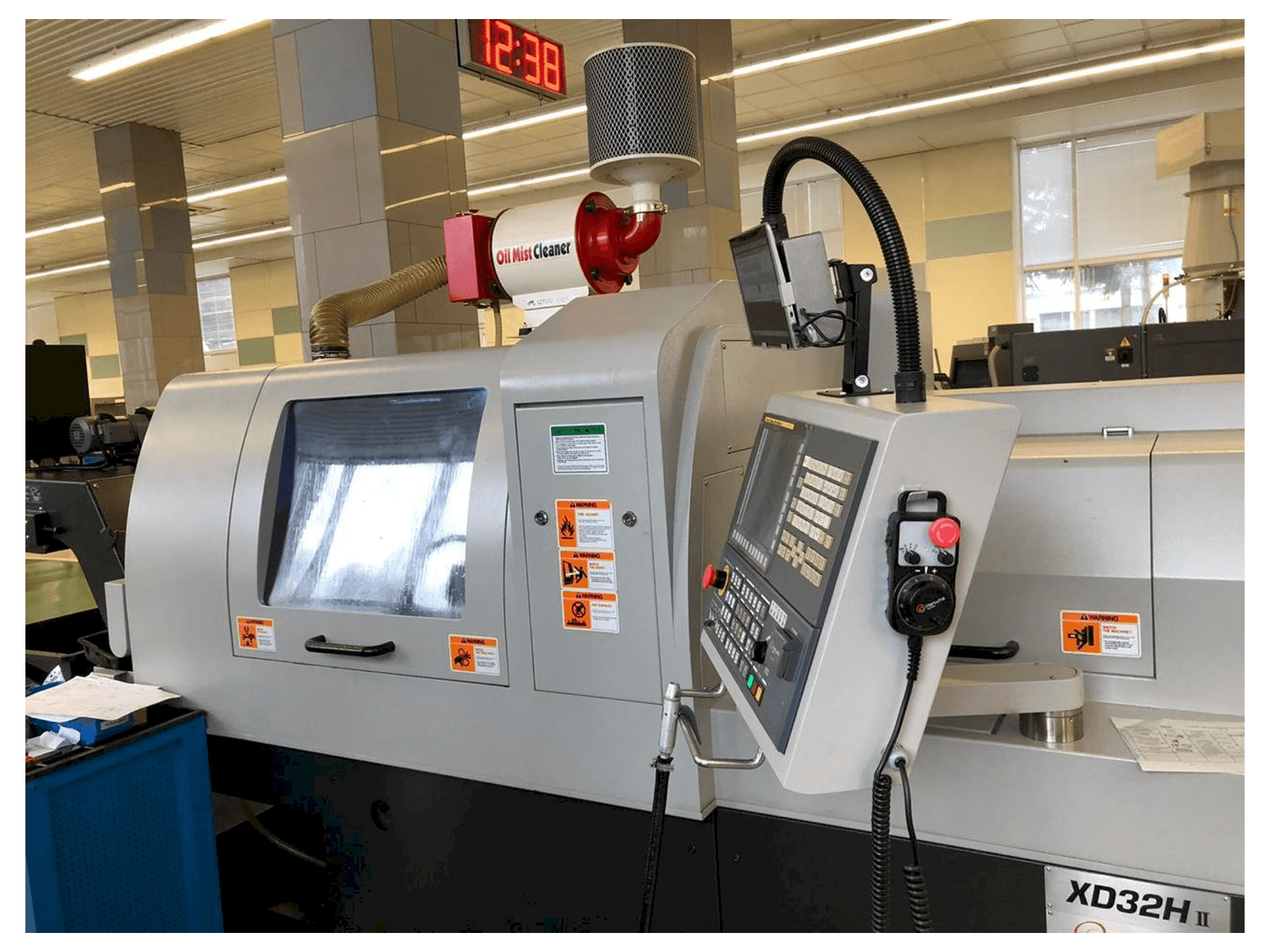 Prikaz stroja Hanwha XD32H II sprijeda