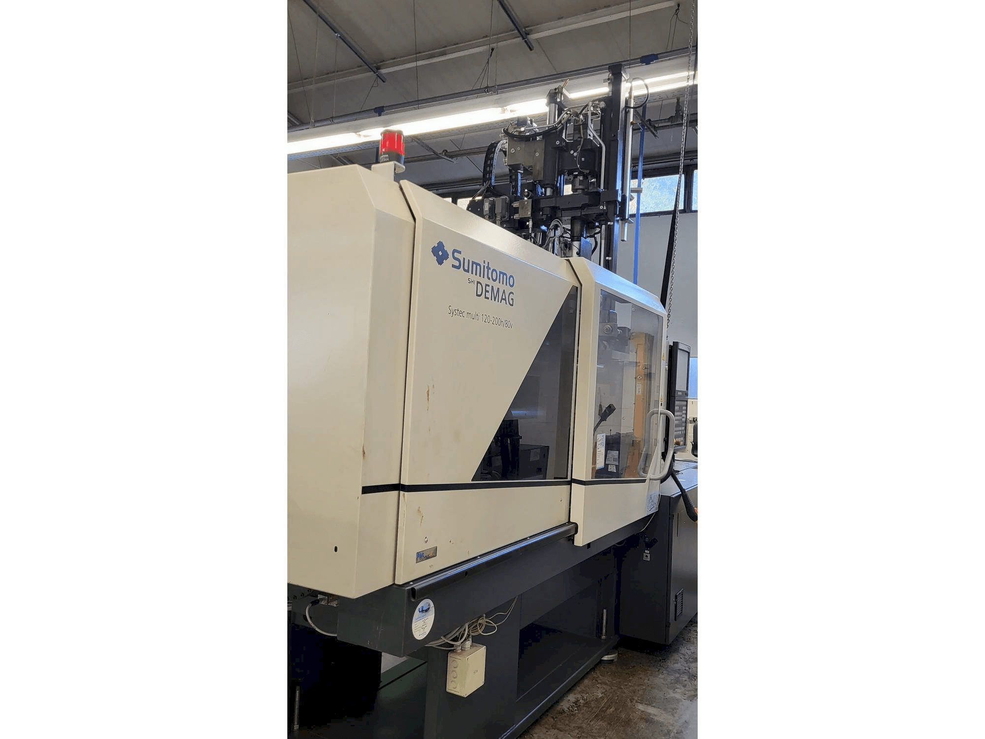 Prikaz lijeve strane stroja Sumitomo SHI DEMAG Systec Multi 120/470-200h/80V