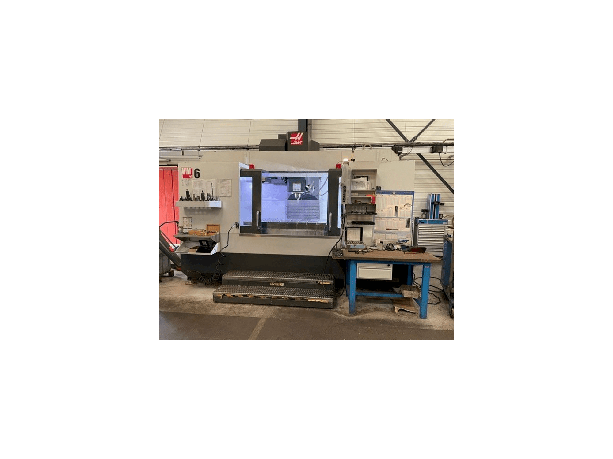 Prikaz stroja HAAS VM-6 sprijeda