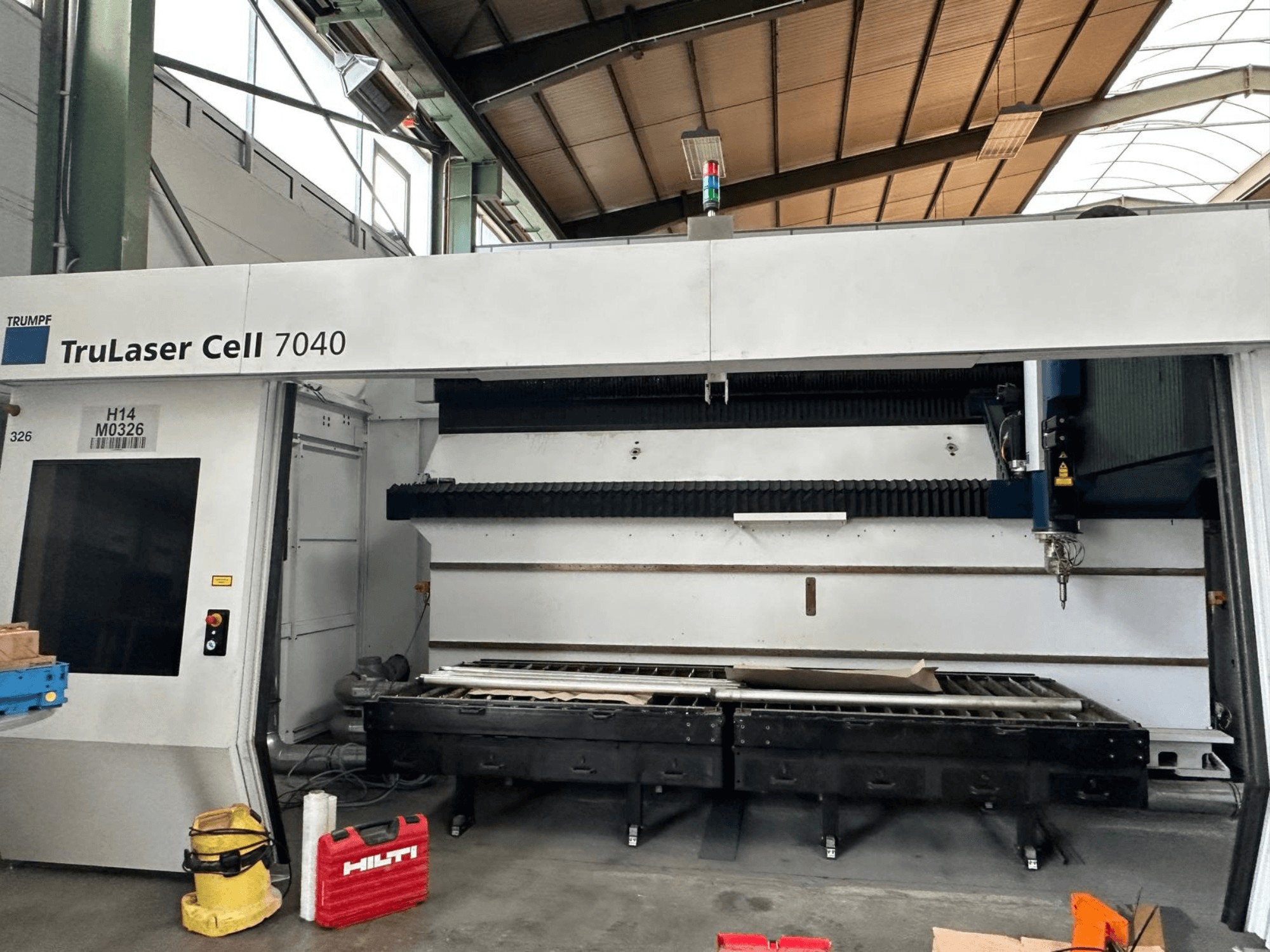 TRUMPF TruLaser Cell 7040 CO2 laserski stroj za rezanje u prednjem pogledu, s prikazom upravljačke ploče i područja rezanja.