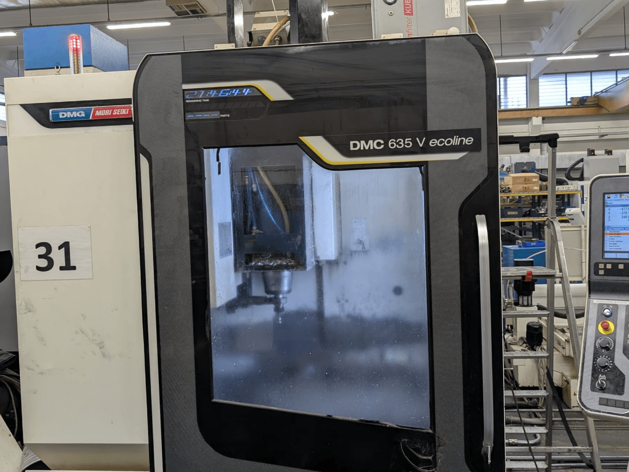 Vertikalni obradni centar DMG Mori Seiki DMC 635V ecoline, prednji pogled s upravljačkom pločom i vidljivim područjem obrade.