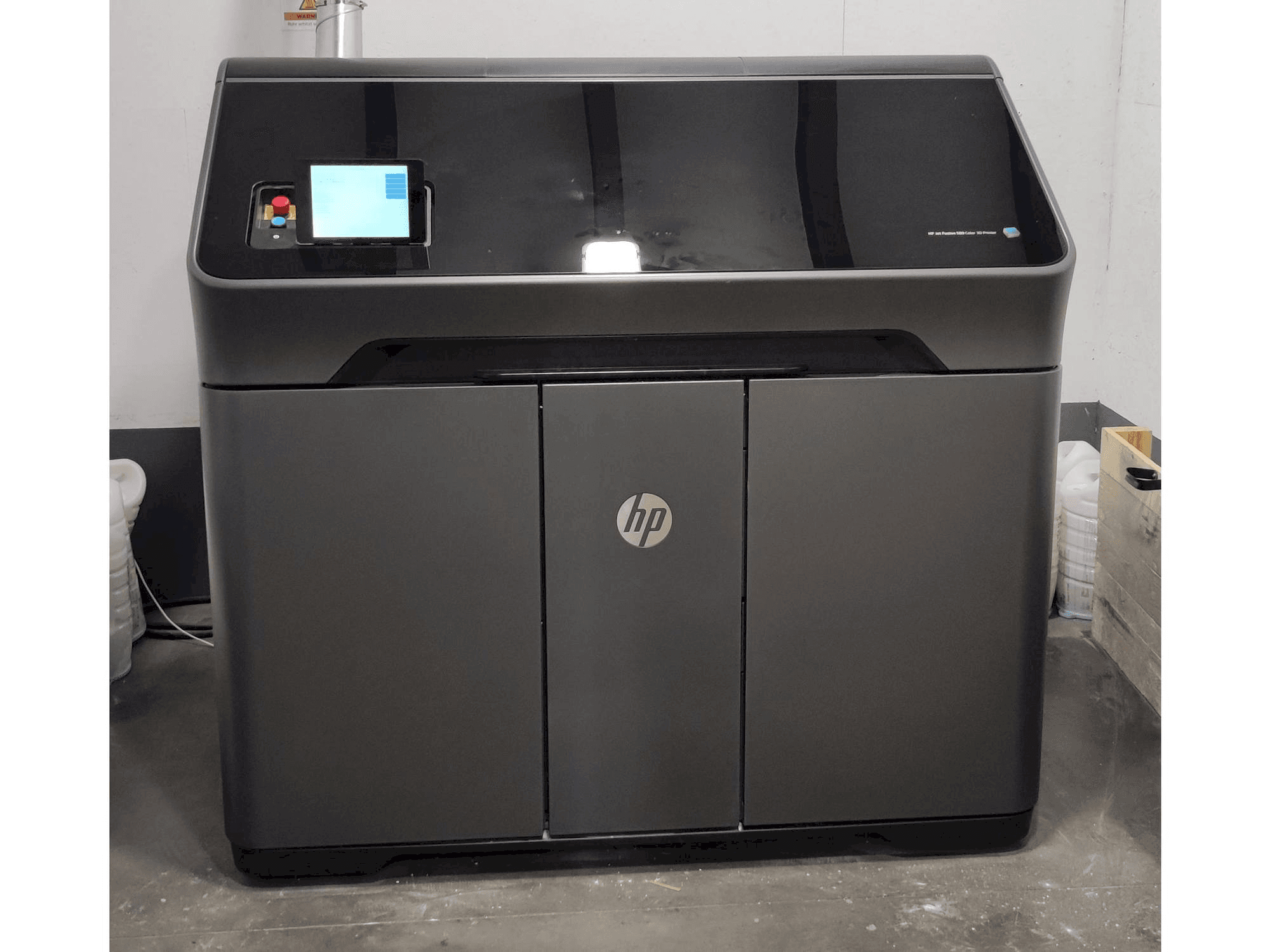 Prikaz stroja HP MJF 580 sprijeda