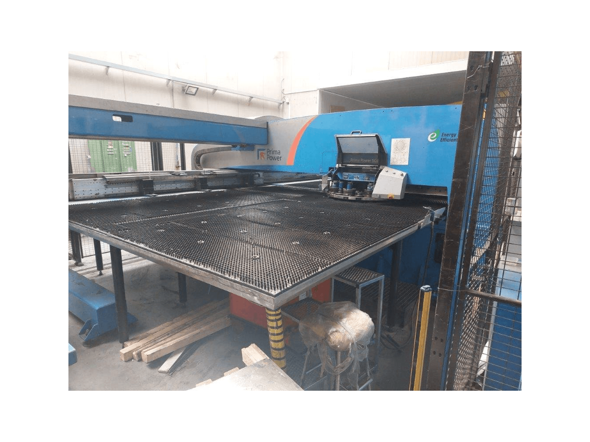 Prikaz stroja Prima Power SGe6 sprijeda