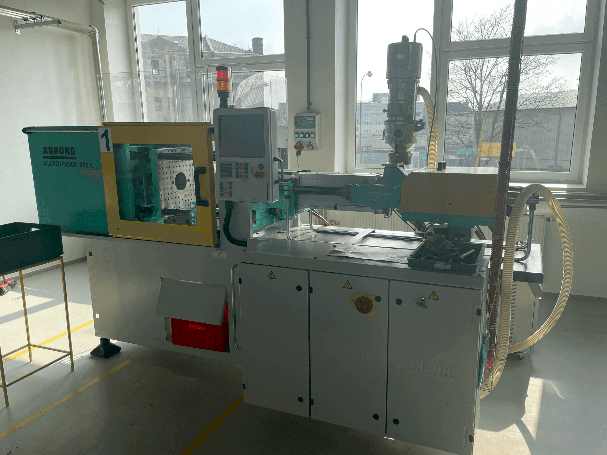 Prikaz stroja Arburg Allrounder 320C 500-170 sprijeda