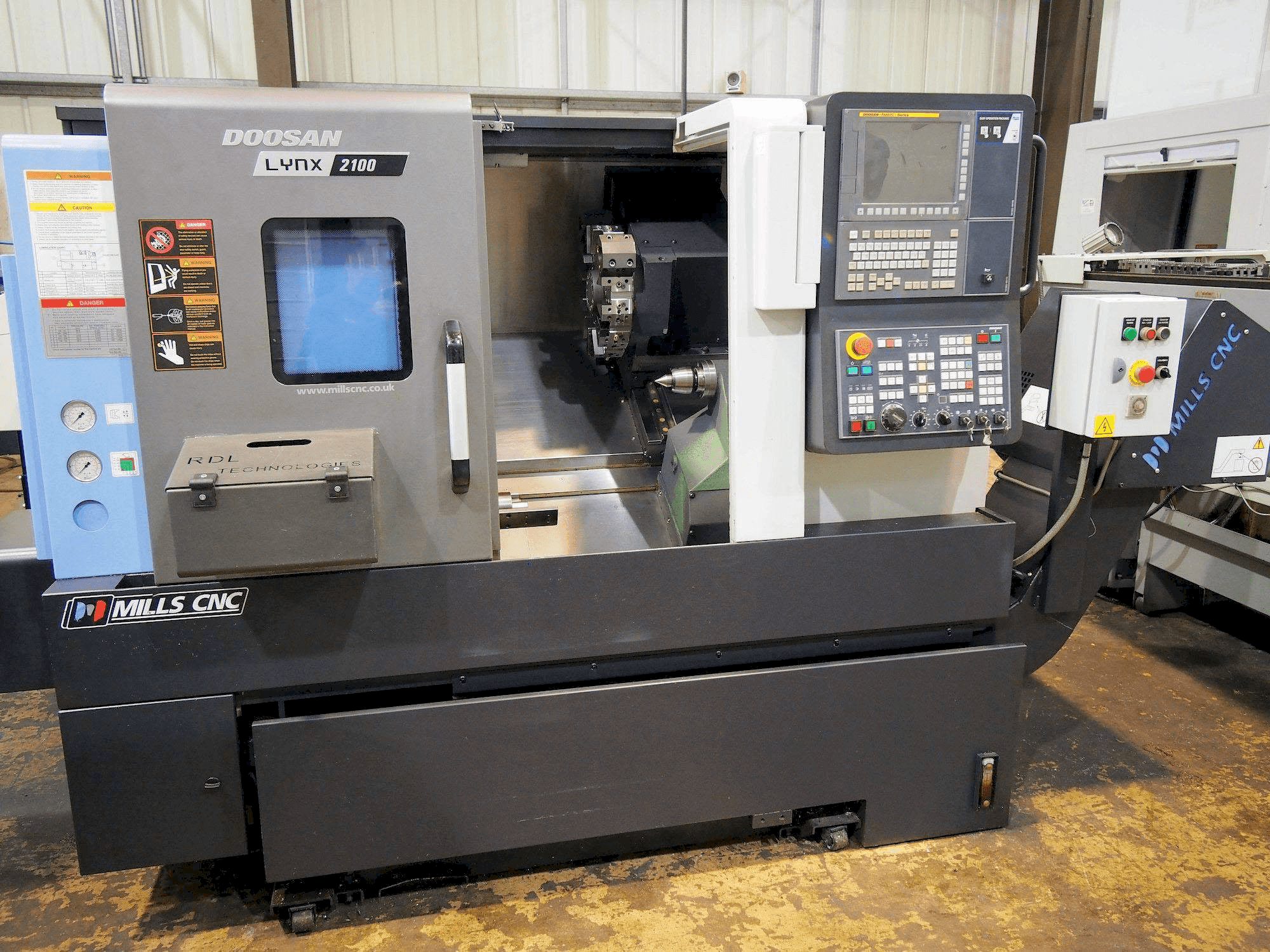 Prikaz stroja Doosan Lynx 2100B sprijeda