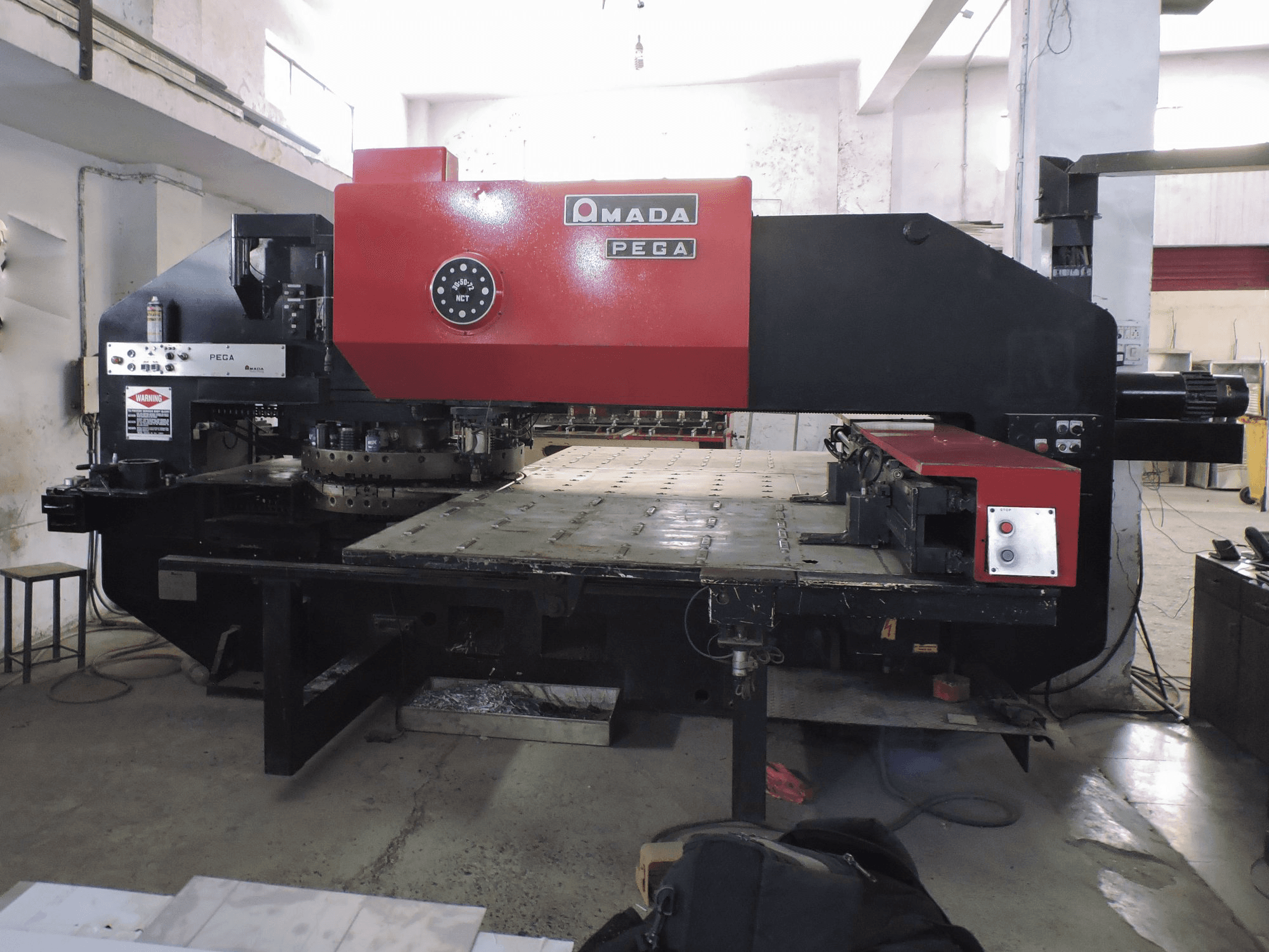 Prikaz stroja AMADA PEGA 357 sprijeda