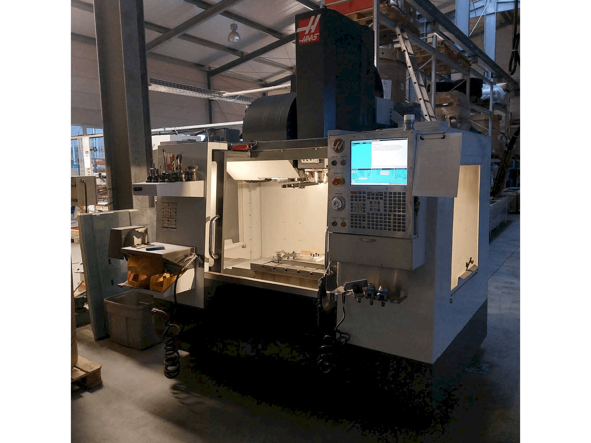 Prikaz stroja HAAS VM-2 sprijeda