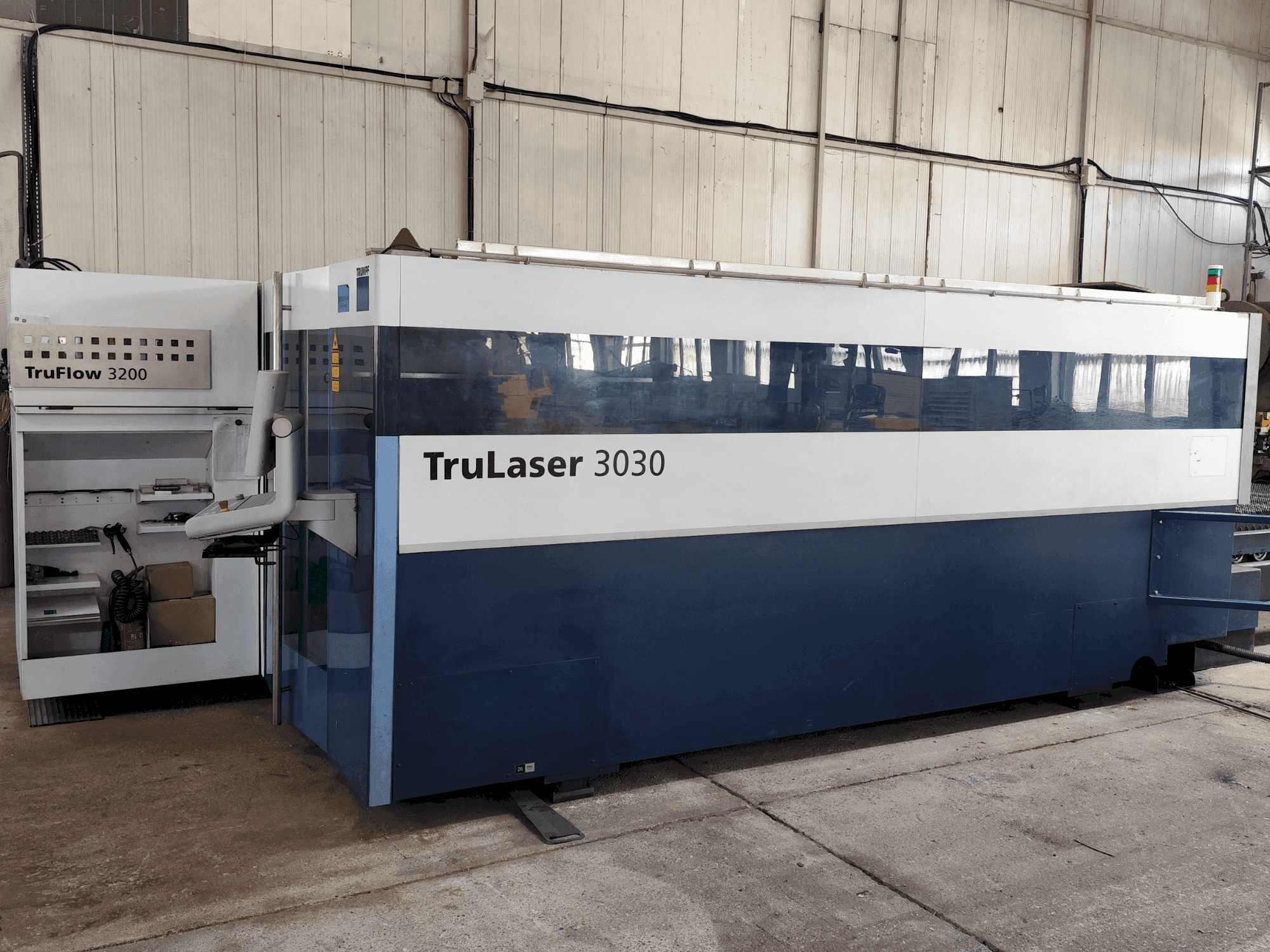Prikaz stroja TRUMPF TruLaser 3030 (L20) sprijeda