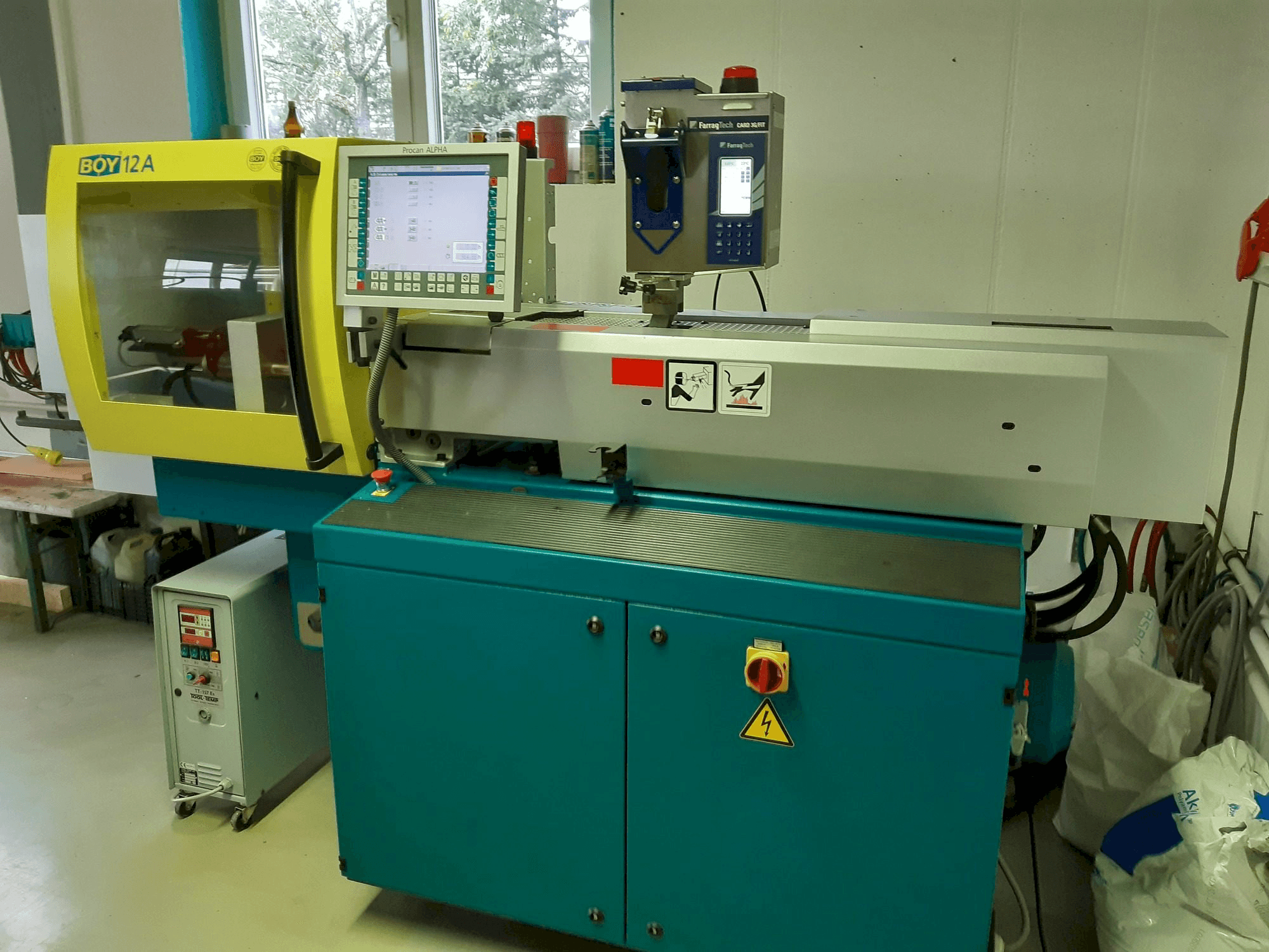 Prikaz stroja BOY 12A sprijeda