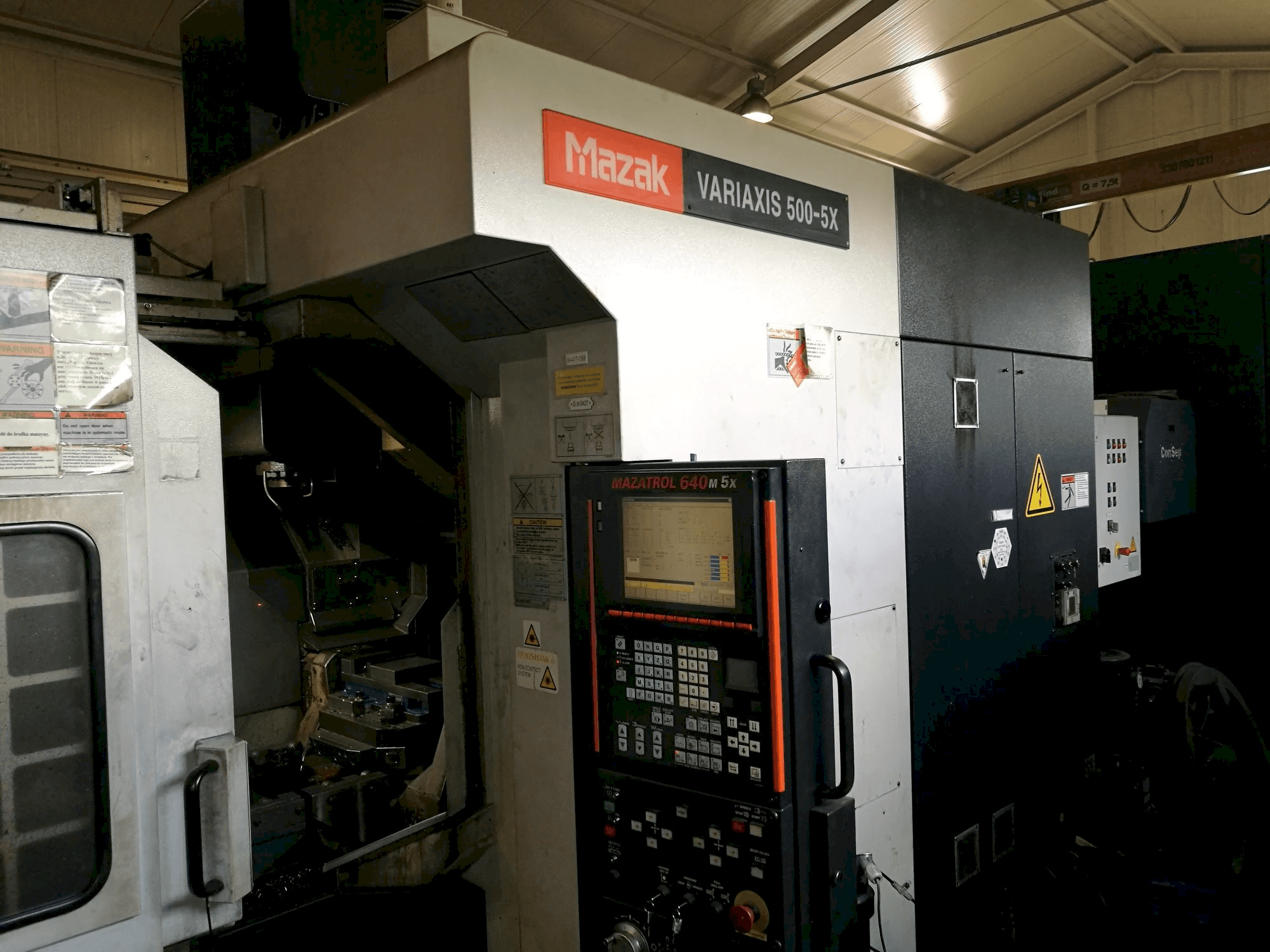 Prikaz stroja Mazak VARIAXIS 500-5X sprijeda