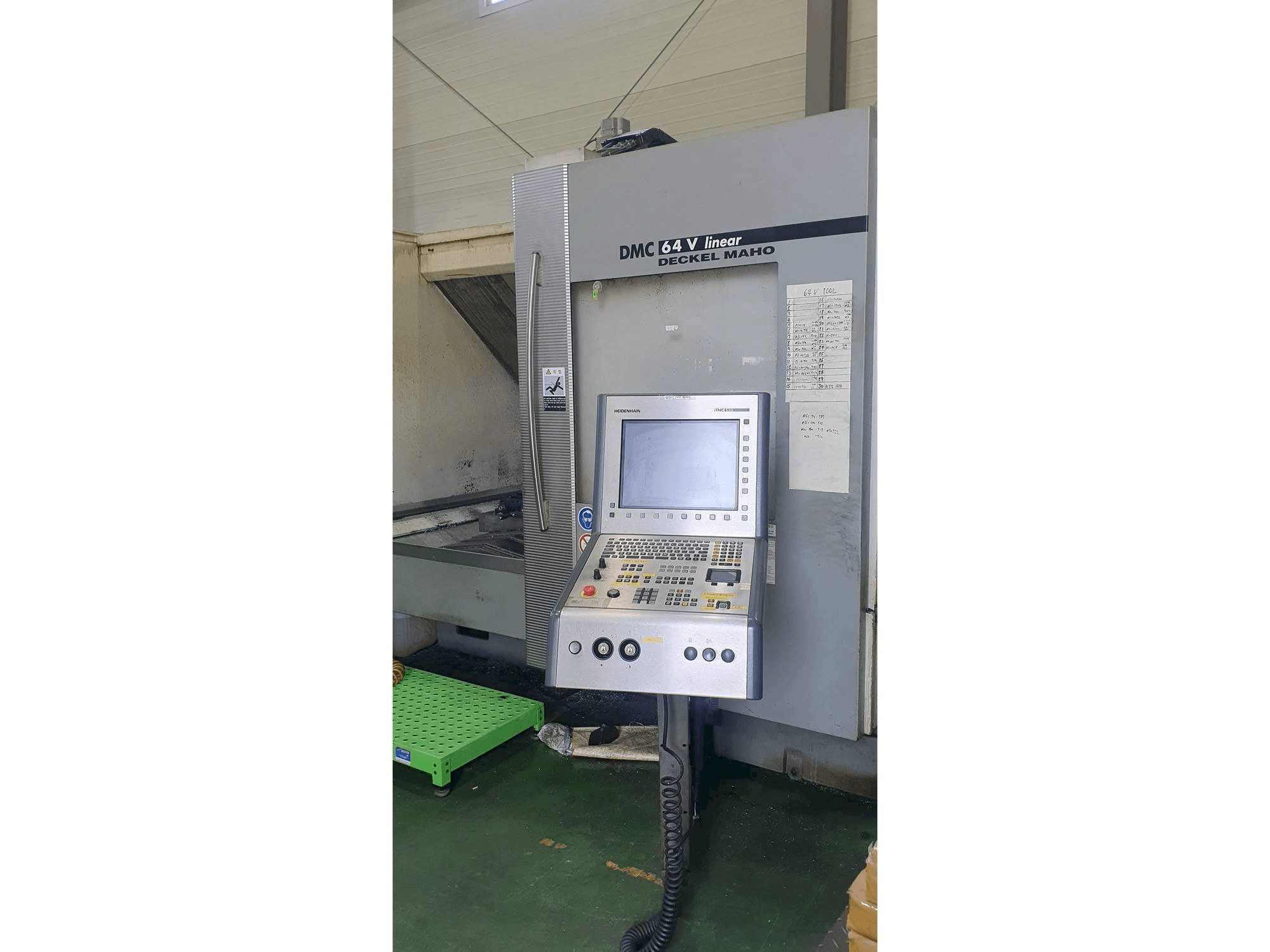 Prikaz stroja DECKEL MAHO DMC 64 V sprijeda