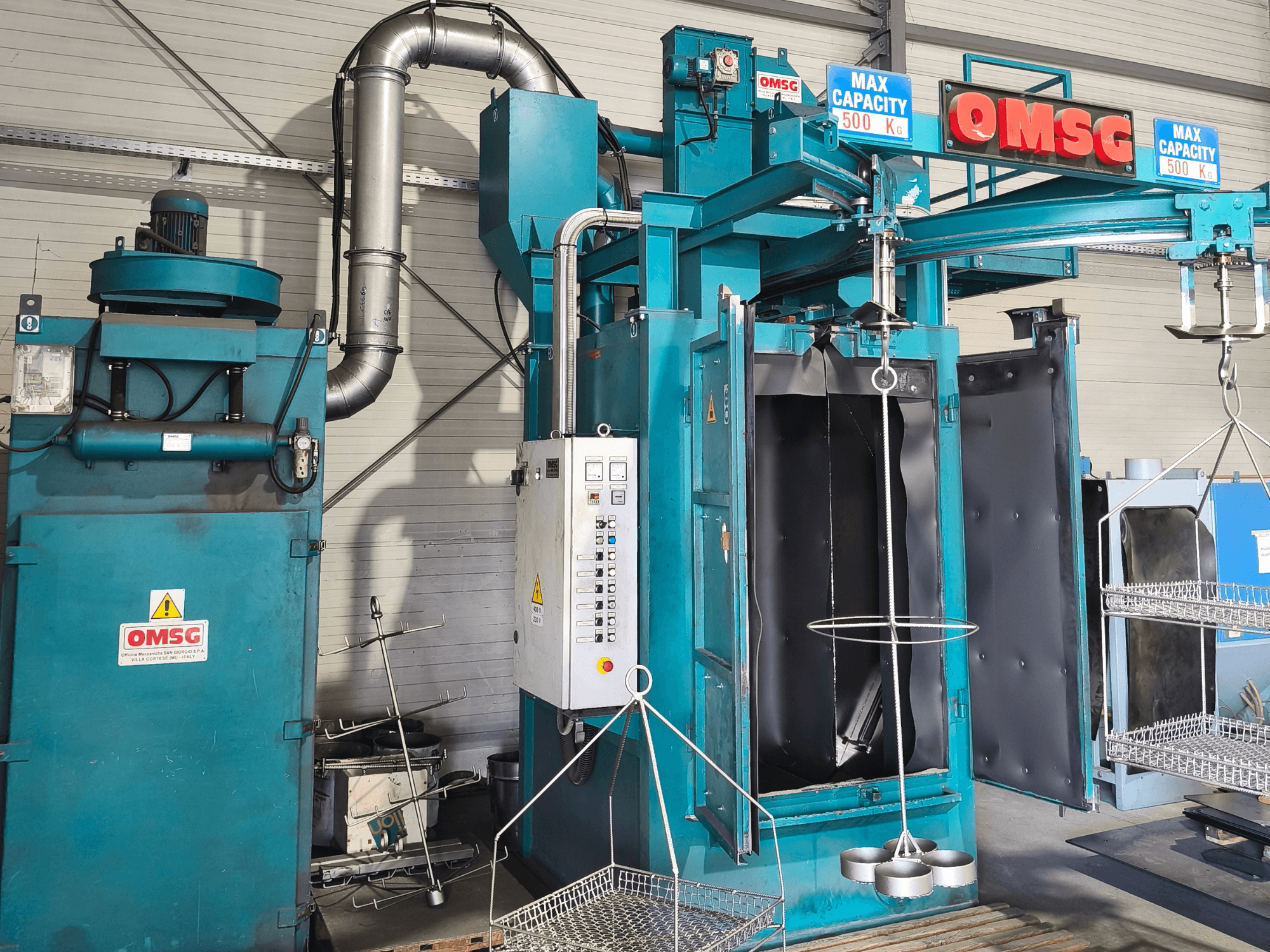 OMSG industrijski stroj za čišćenje maksimalnog kapaciteta 500 kg, s upravljačkom pločom i otvorenom komorom za čišćenje dijelova.