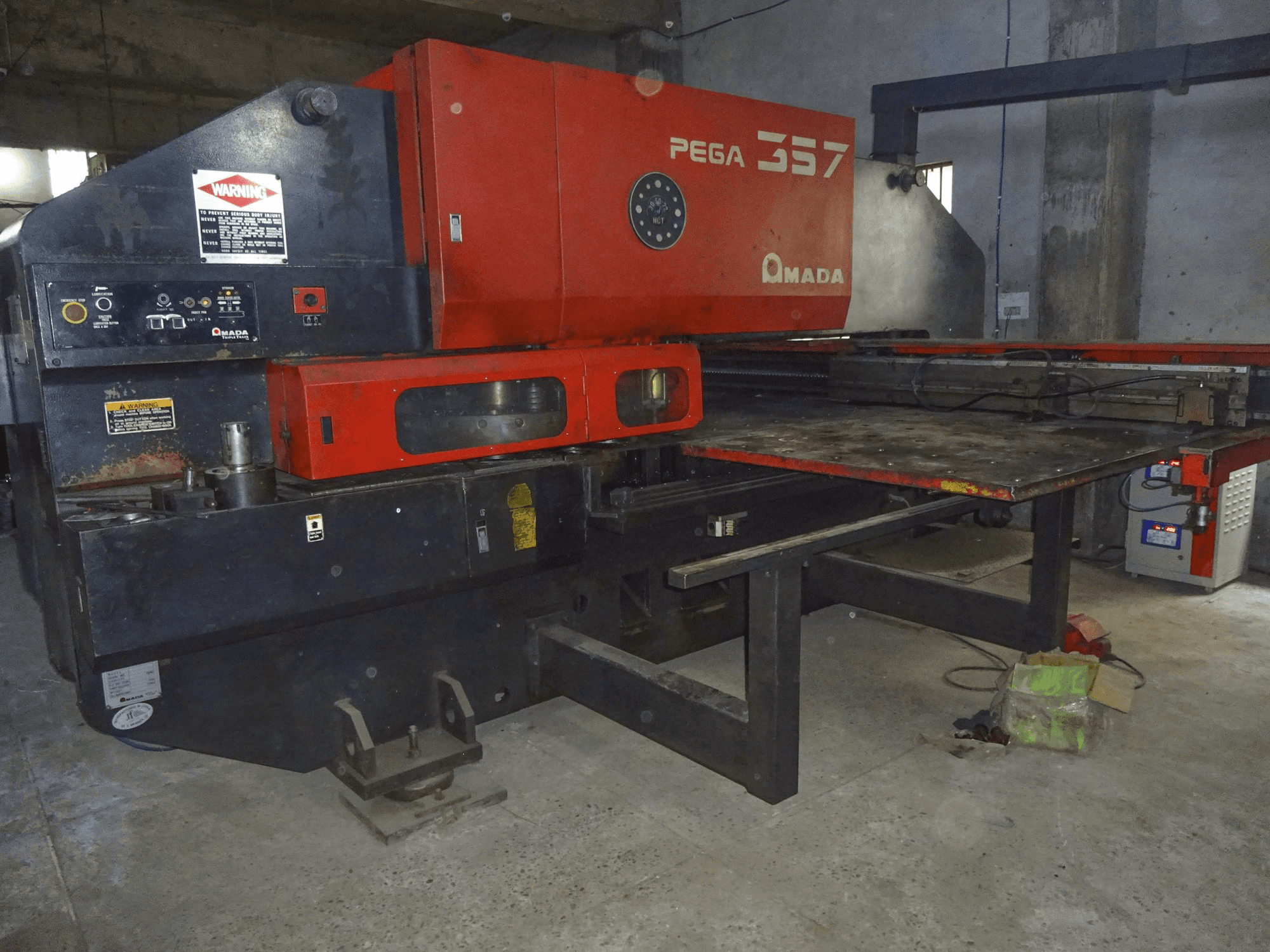Prikaz stroja AMADA PEGA 357 sprijeda