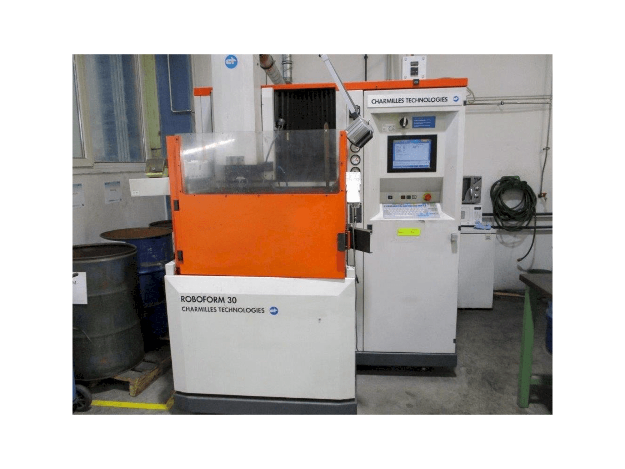 Prikaz stroja AgieCharmilles Roboform 30 sprijeda