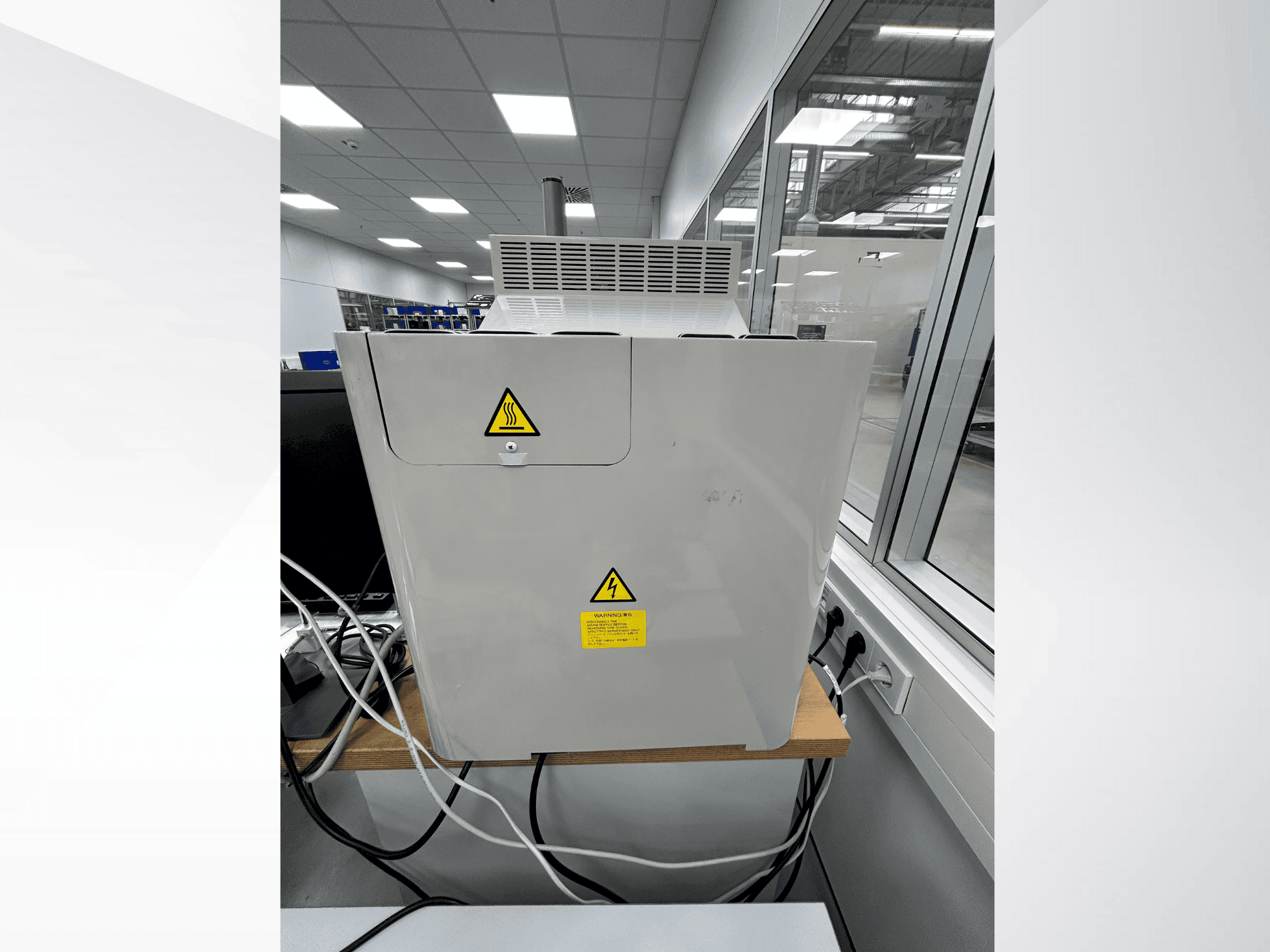 Prikaz stroja Mitutoyo Quick Scope QS-250Z sprijeda