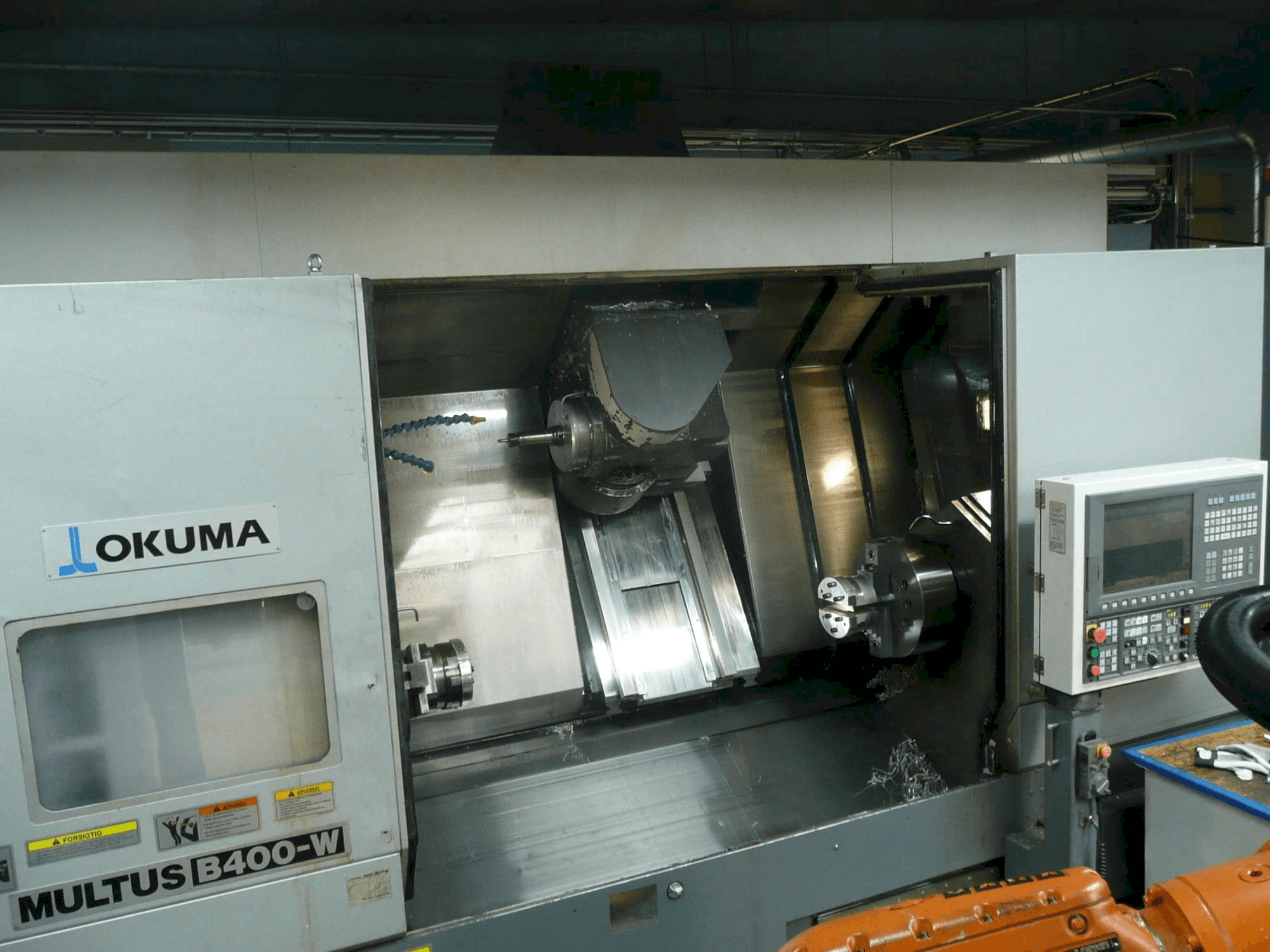 Prikaz stroja Okuma MULTUS B400-W sprijeda