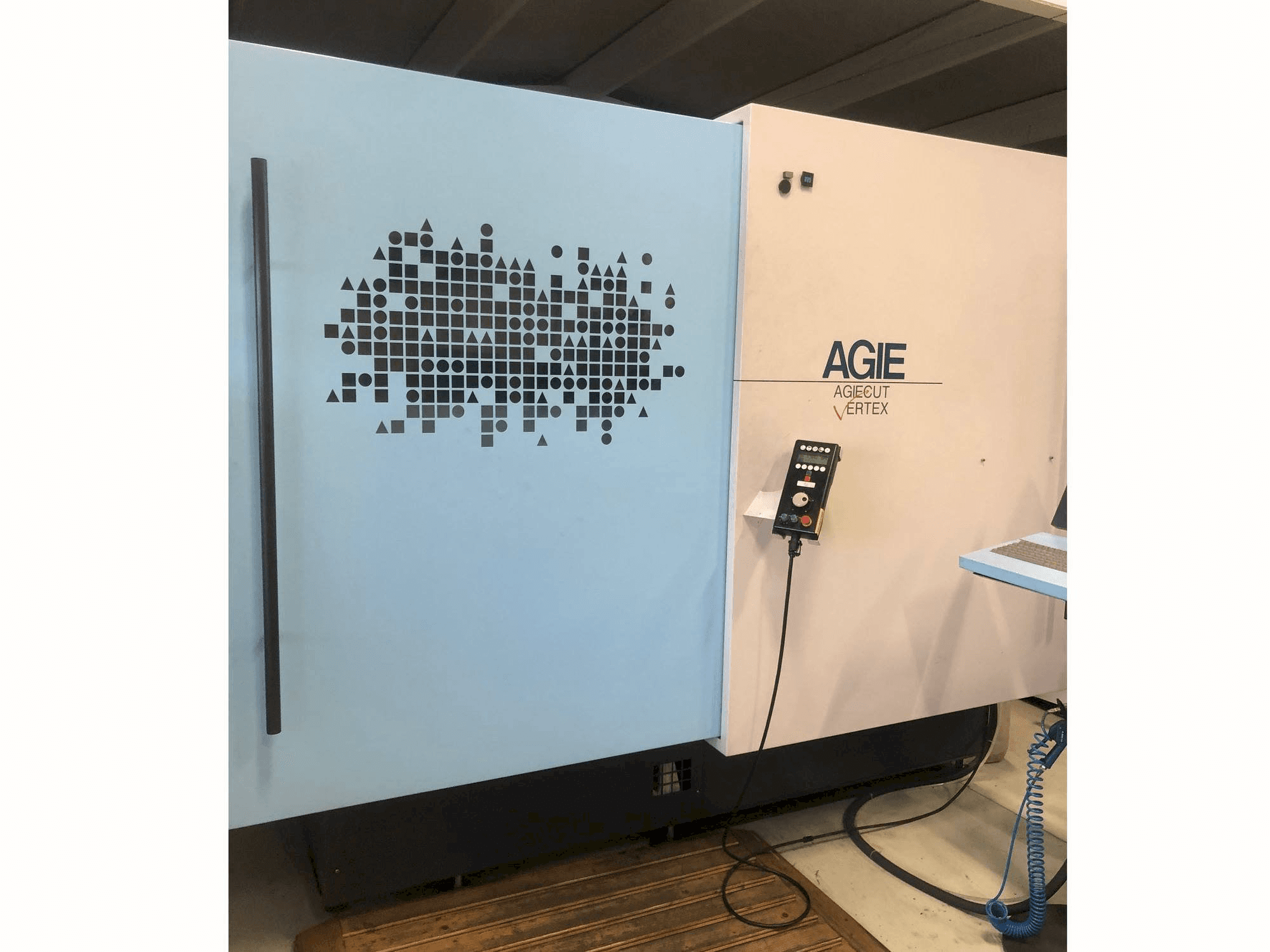 Prikaz stroja AGIE Agiecut VERTEX 3 sprijeda