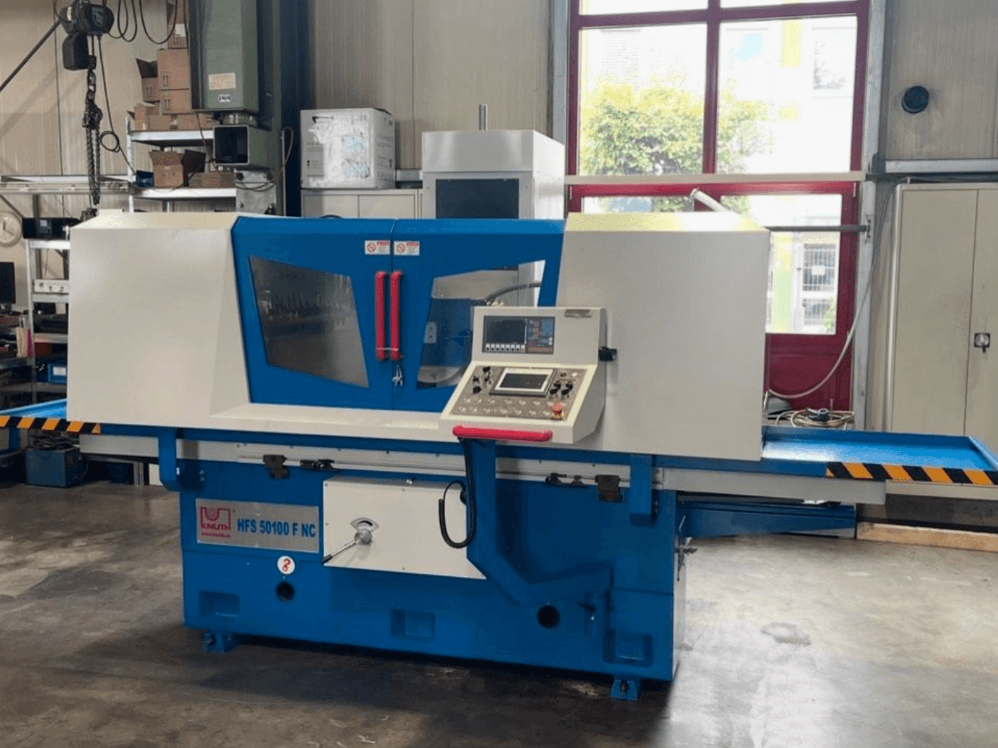 KNUTH HFS 50100 F NC stroj za površinsko brušenje, prednji pogled, s upravljačkom pločom, stolom za brušenje i sigurnosnim značajkama.
